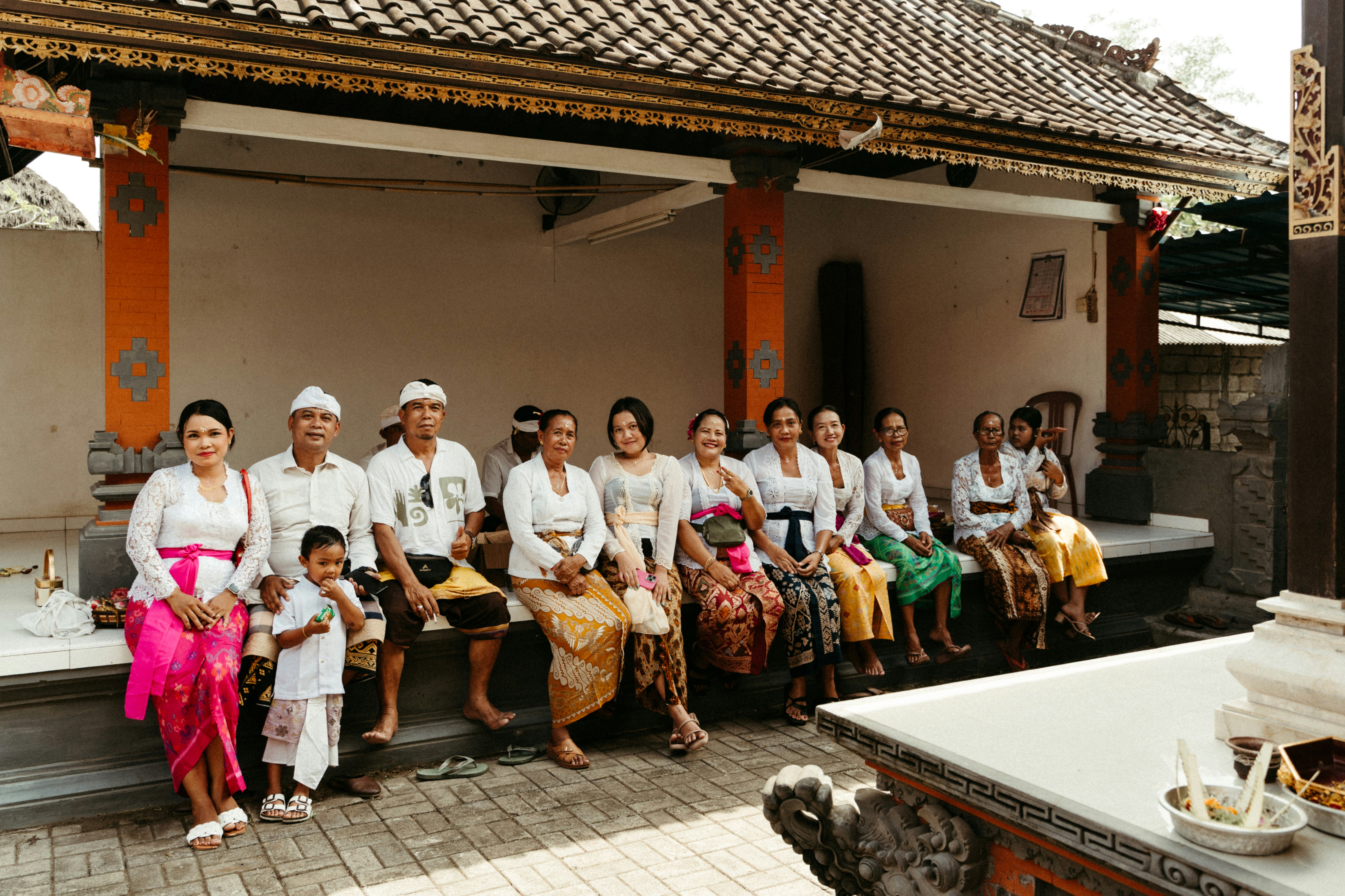 Sekelompok orang dengan pakaian tradisional Bali