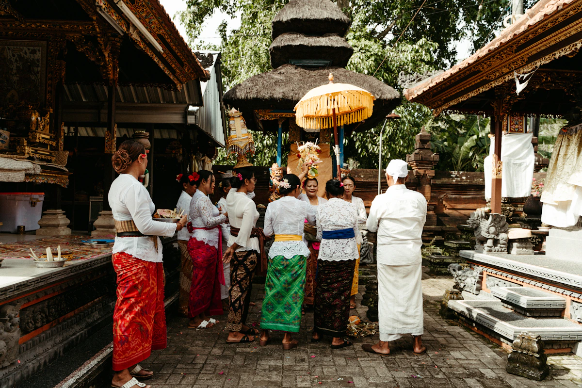 Suasana sakral upakara di lingkungan Bali