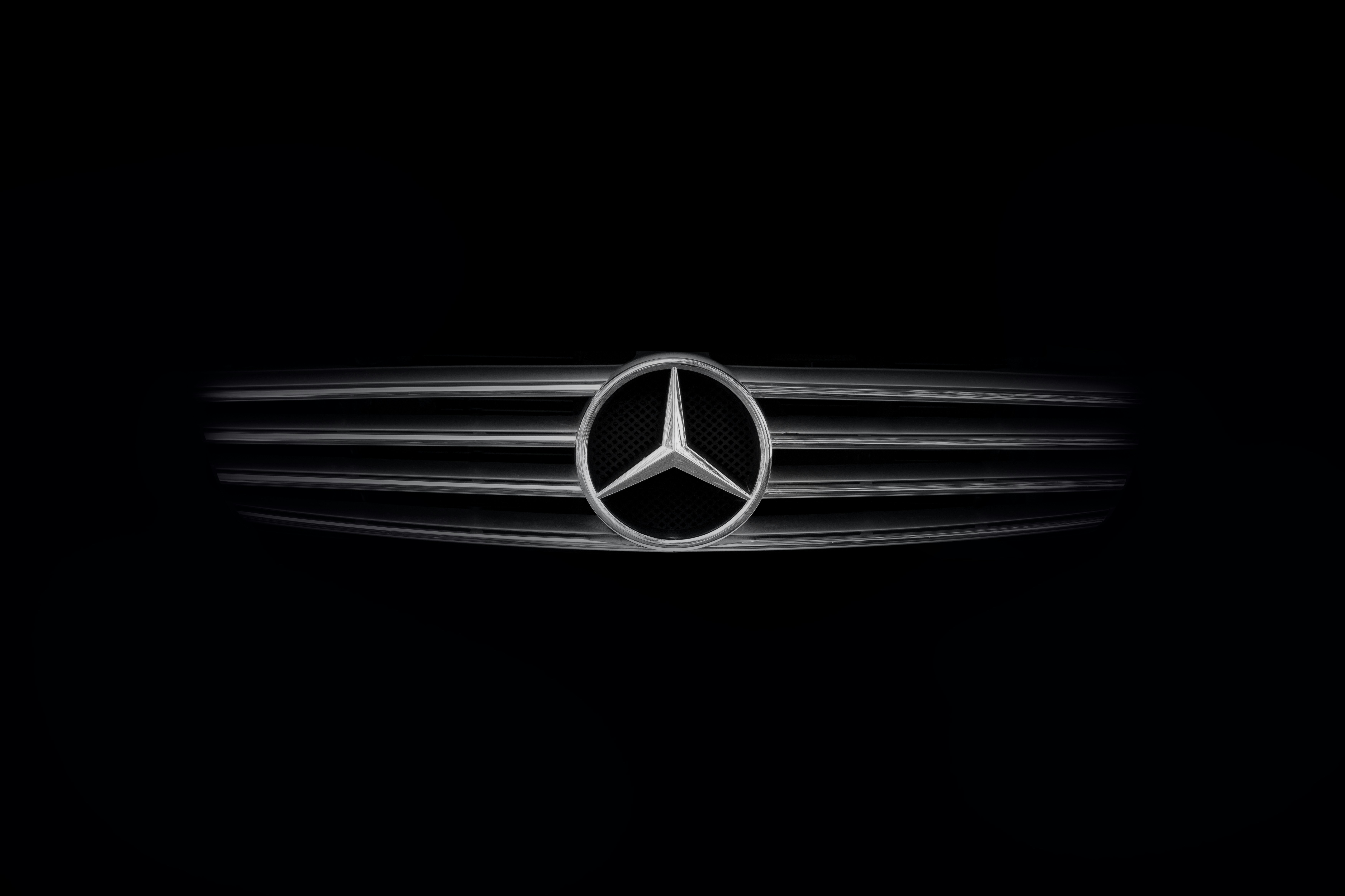 Logo Mercedes-benz sur fond sombre