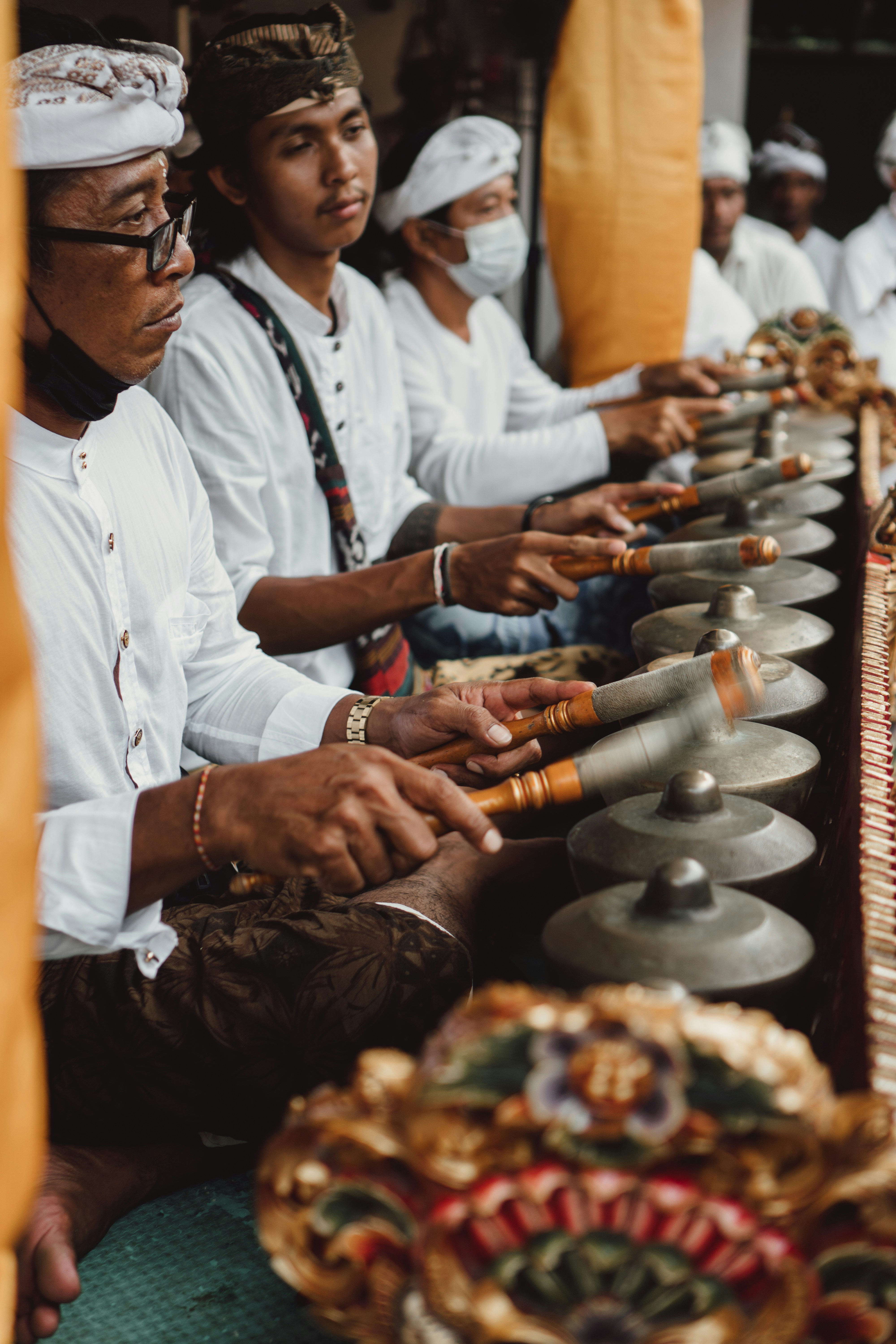 Músicos que tocan instrumentos tradicionales de gamelán