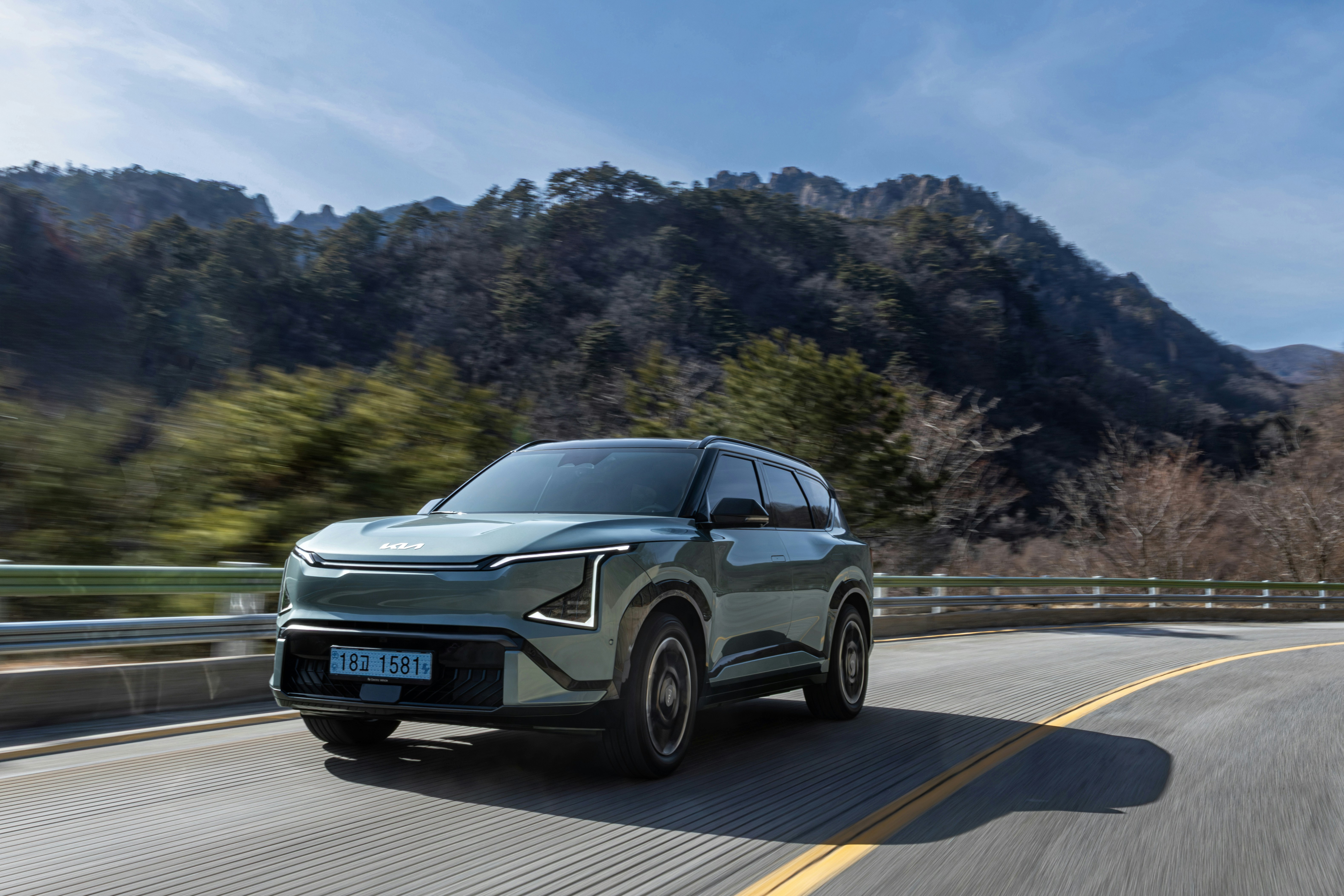 Coche eléctrico moderno en carretera, símbolo de la electrificación como estrategia energética y económica