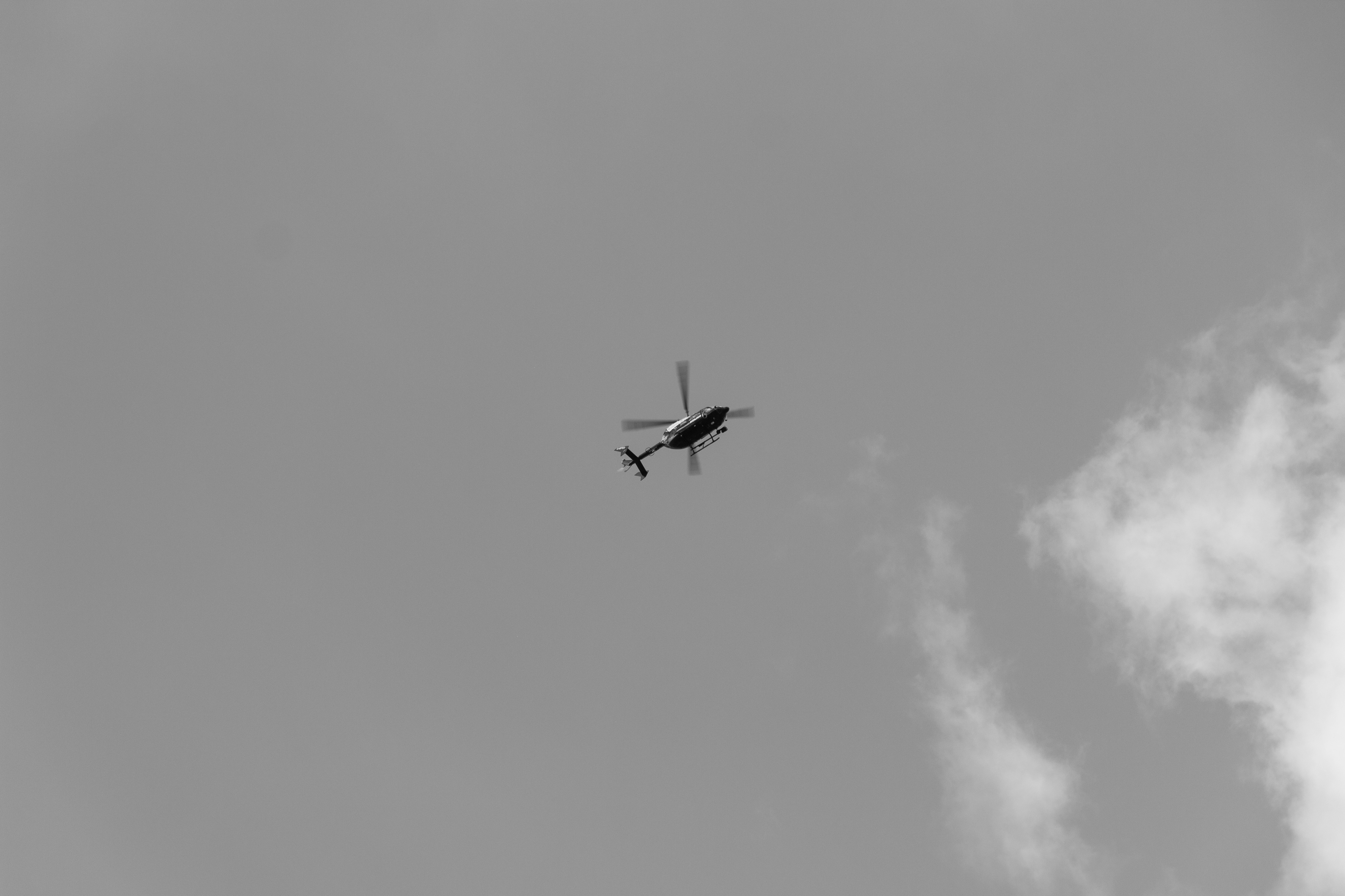 Un helicóptero volando en el cielo.
