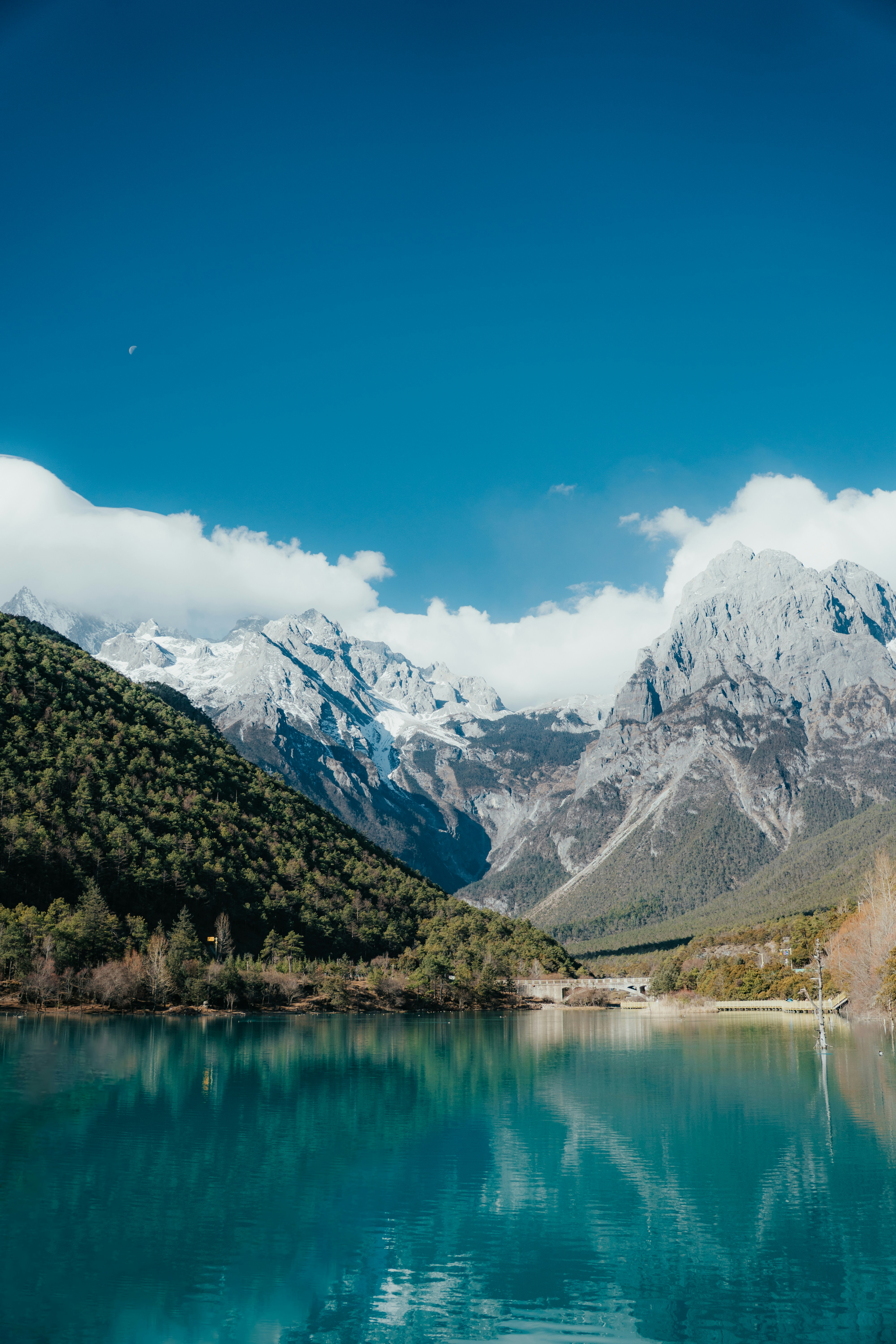 Montañas nevadas reflejadas en un lago azul claro