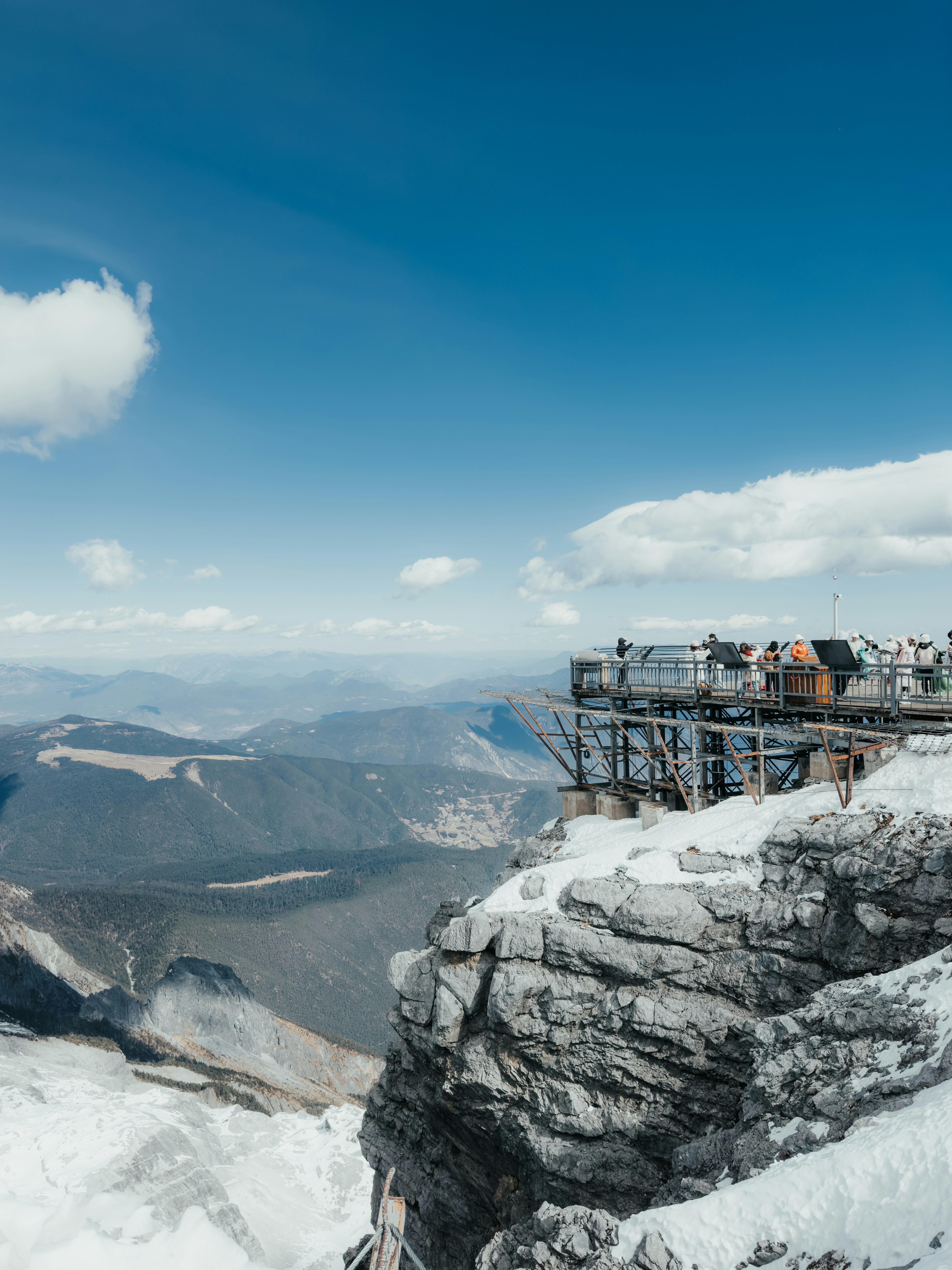 Edificios en un acantilado con vistas a una vasta cordillera