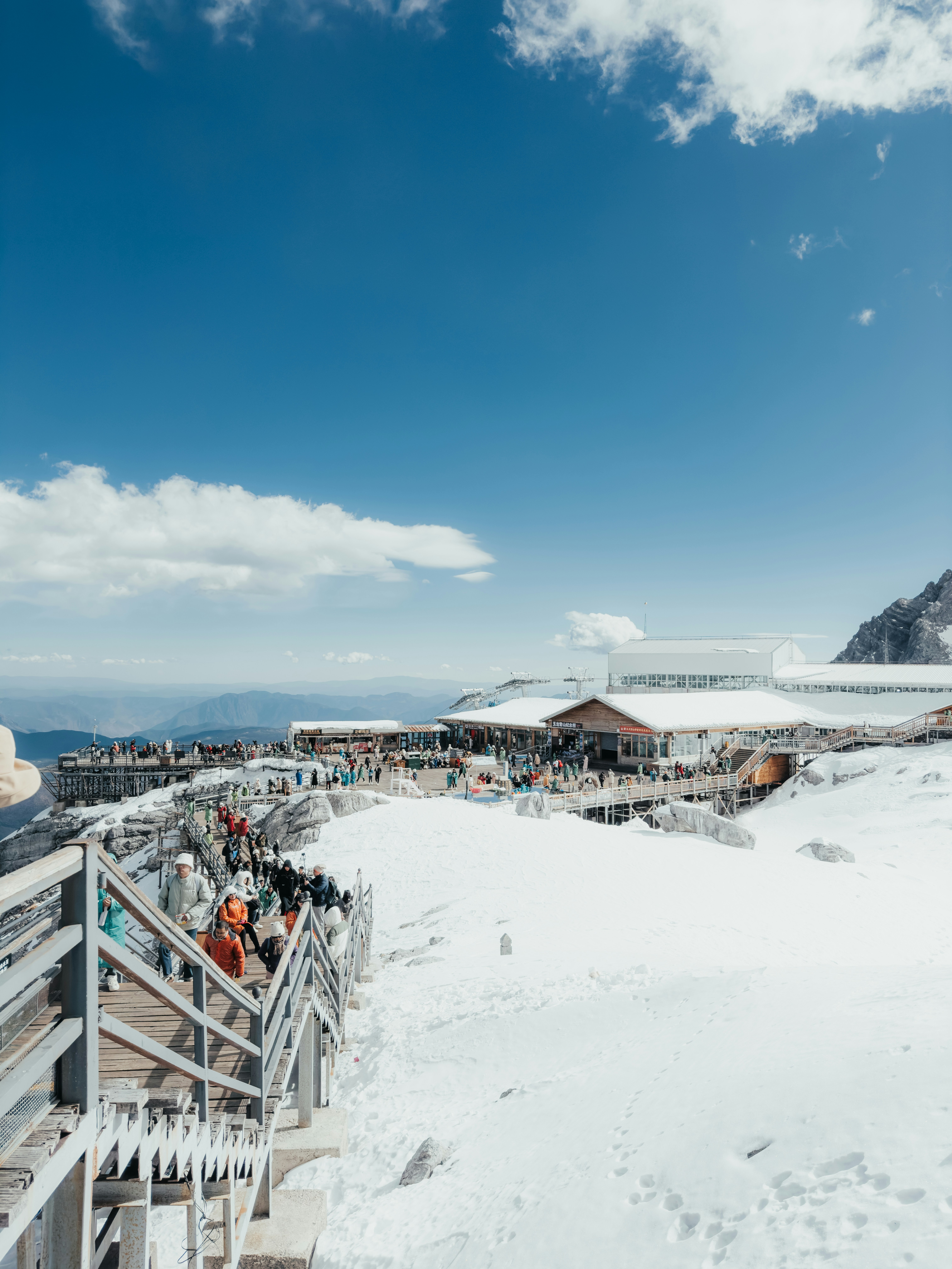 Gente en una montaña nevada con edificios y edificios