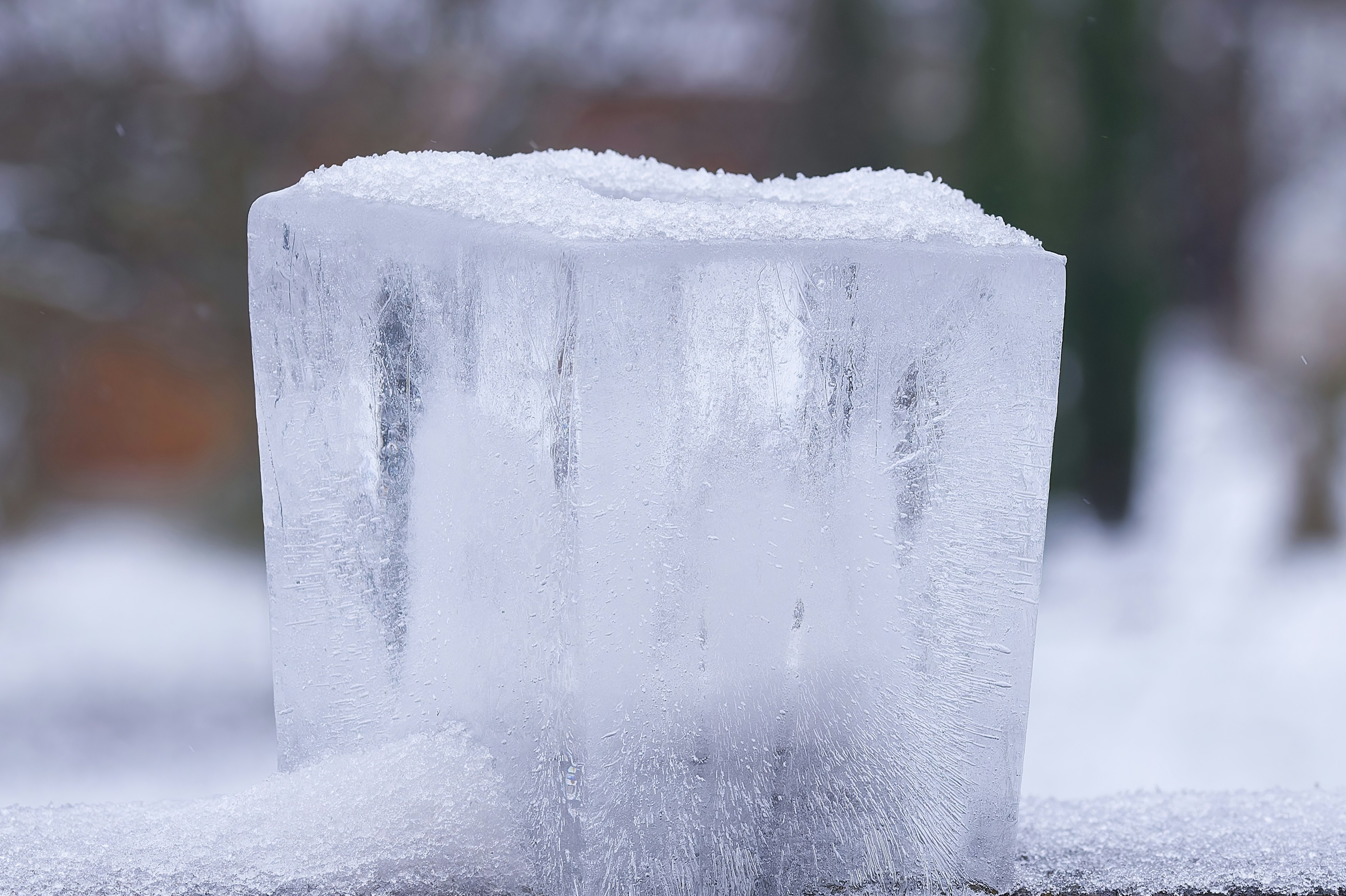 Un bloque de hielo con carámbanos colgando