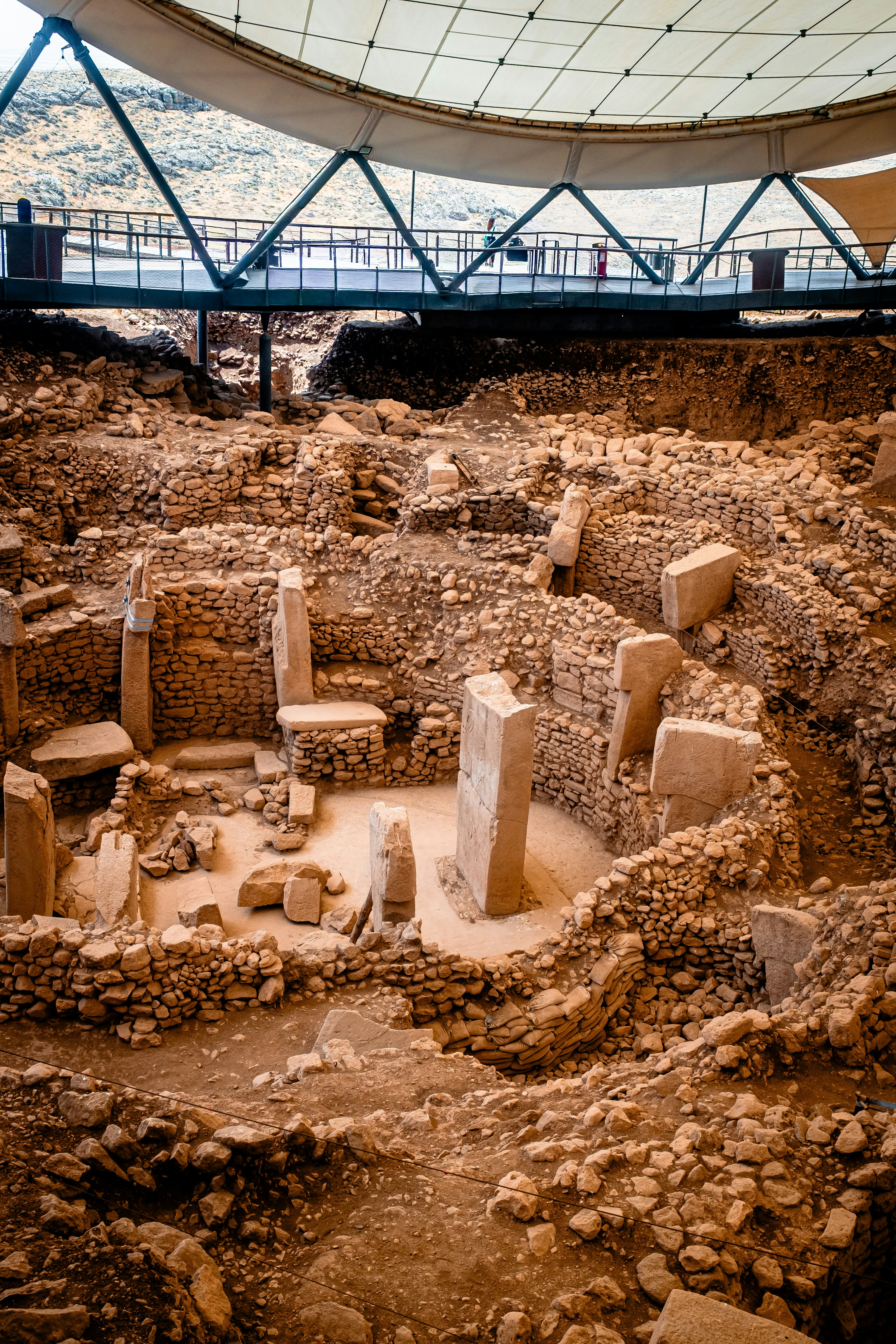 Rovine antiche con grandi colonne di pietra sotto un tetto moderno
