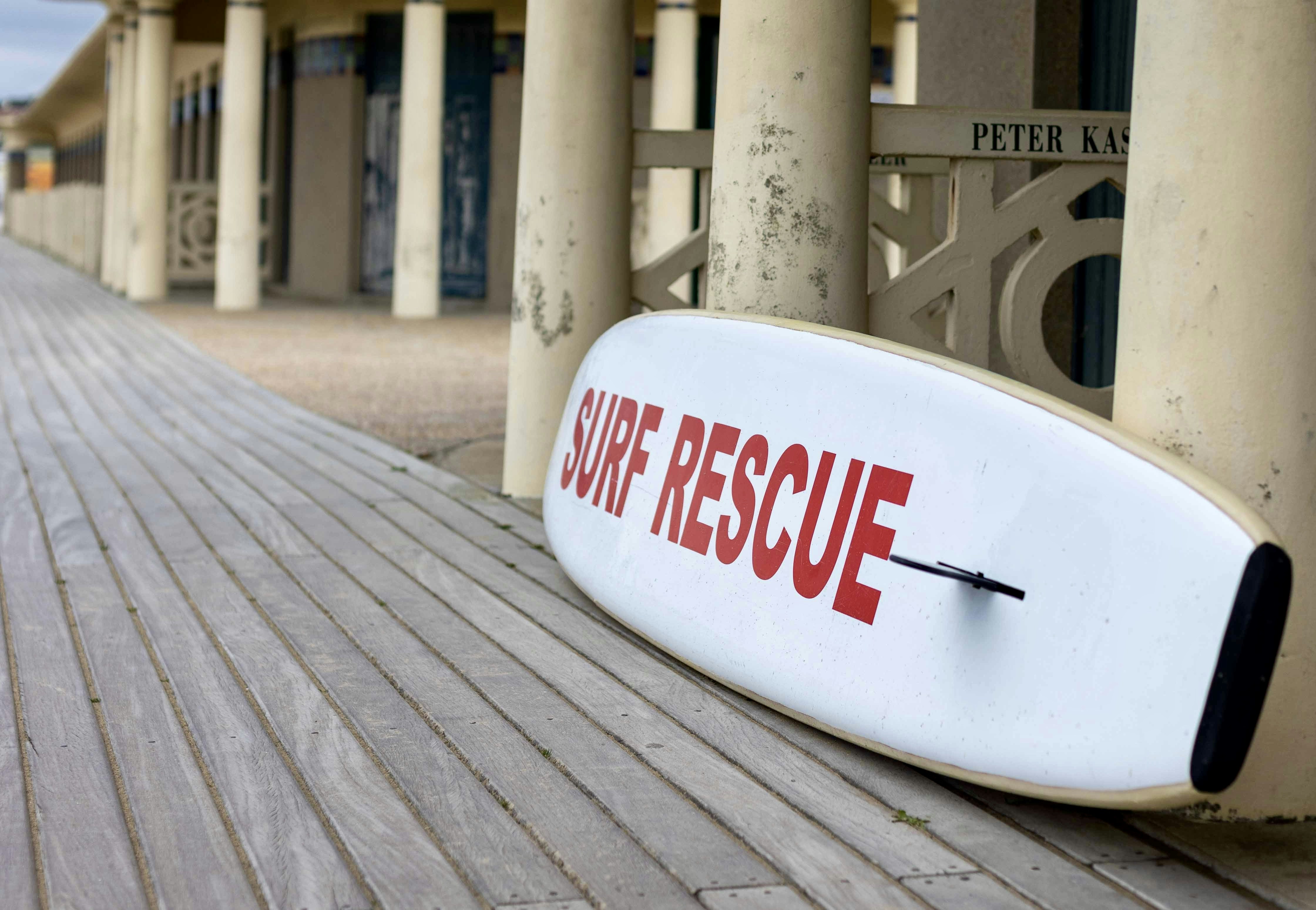 Brandungsrettungsbrett lehnt an einem Gebäude