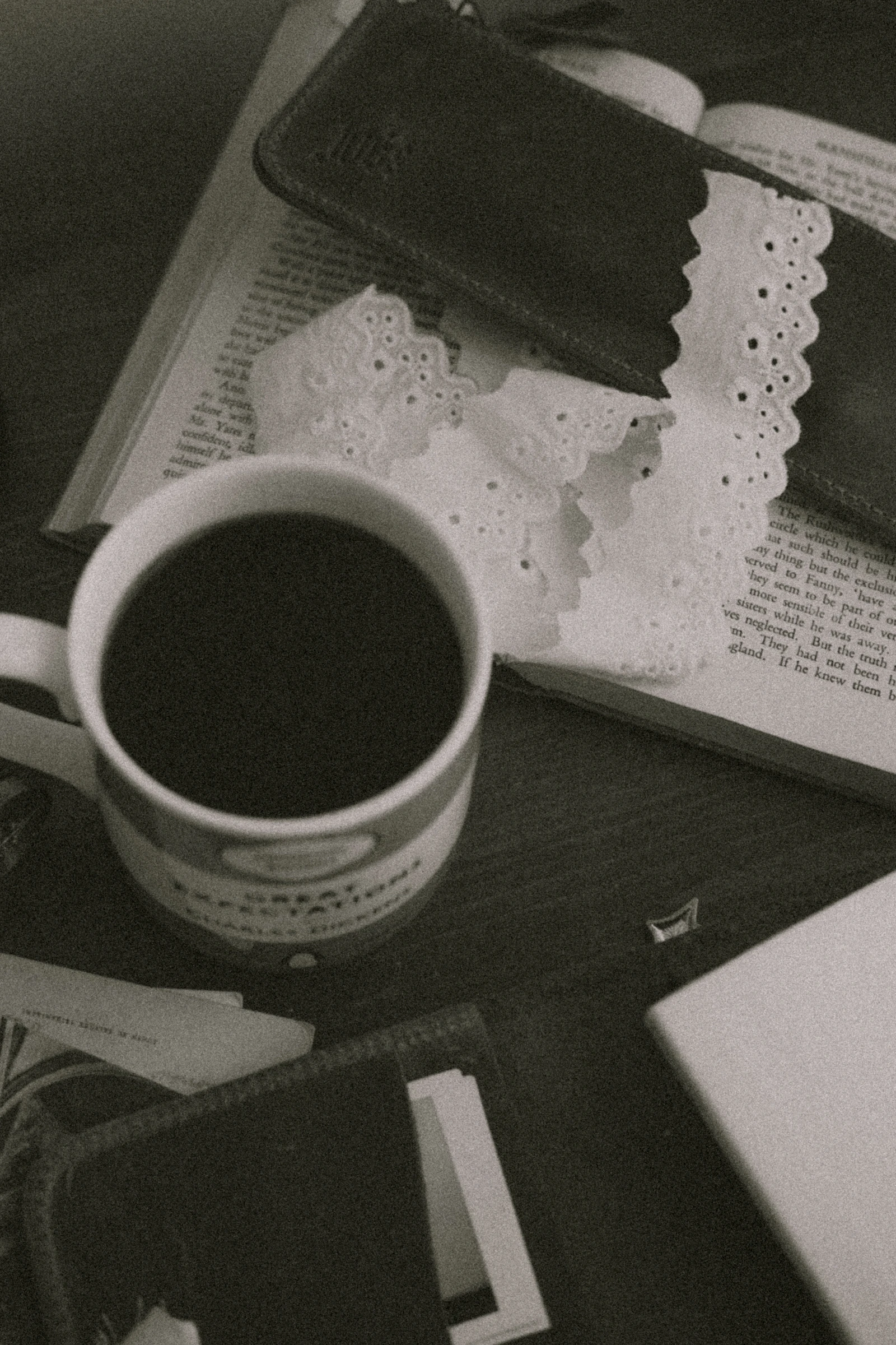 Kaffeetasse und offenes Buch auf einem hellen Tisch als Symbol für ruhige Selbstreflexion