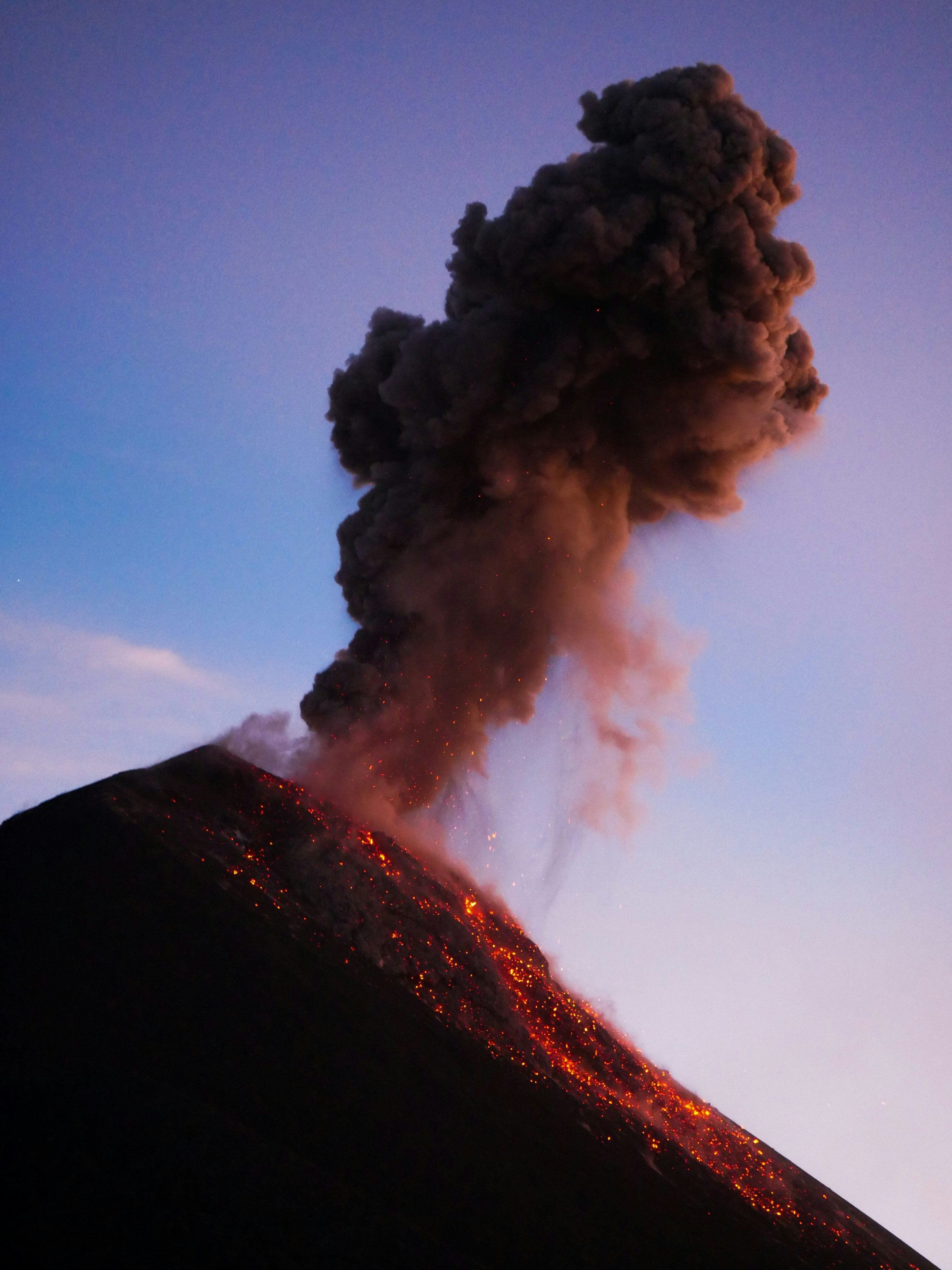 Gunung berapi meletus dengan lava bercahaya dan gumpalan asap