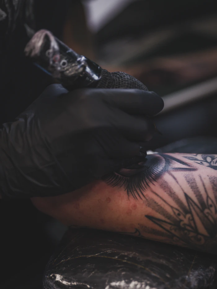 Detalhe de tatuagem realista sendo aplicada