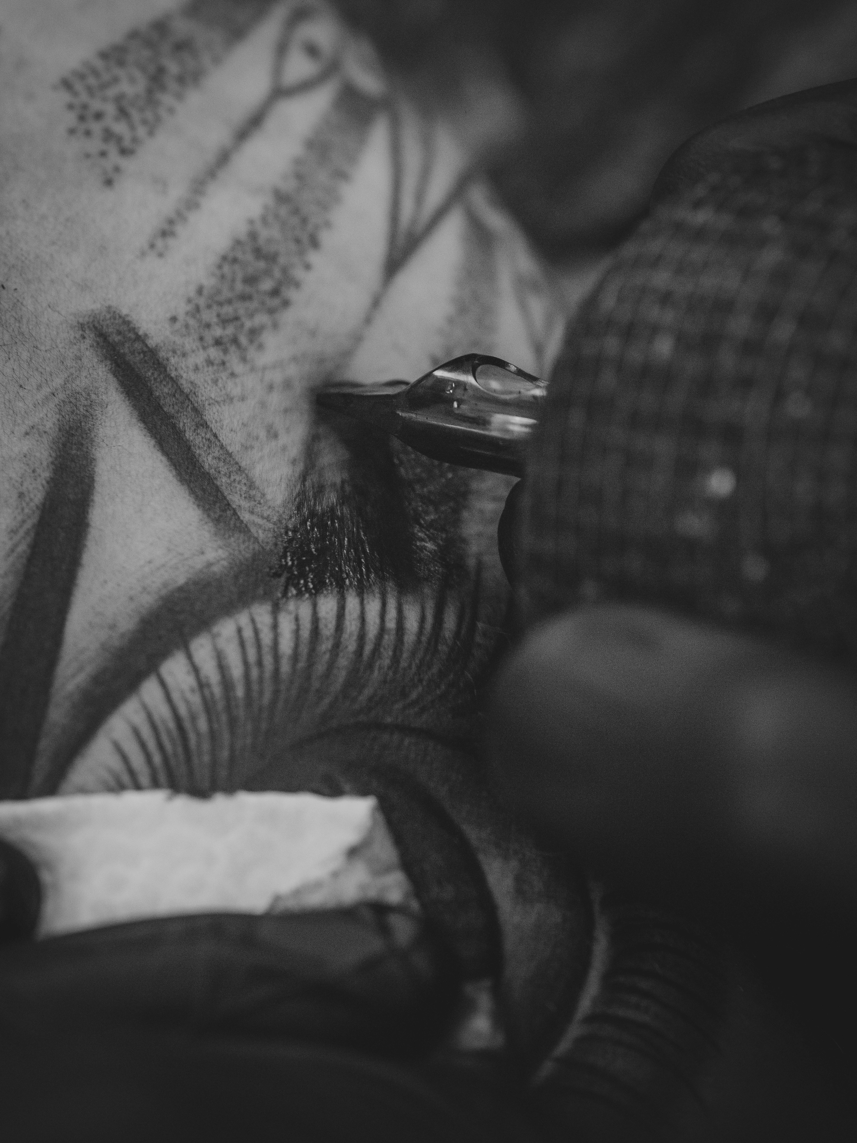Tatuador trabajando en el brazo del cliente