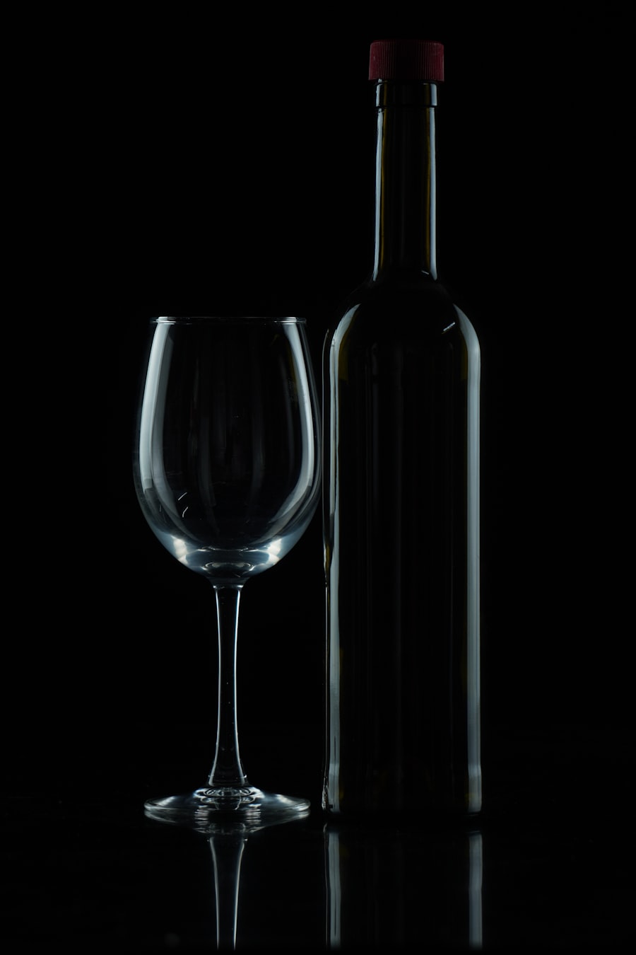 Verre et bouteille de vin sur fond sombre