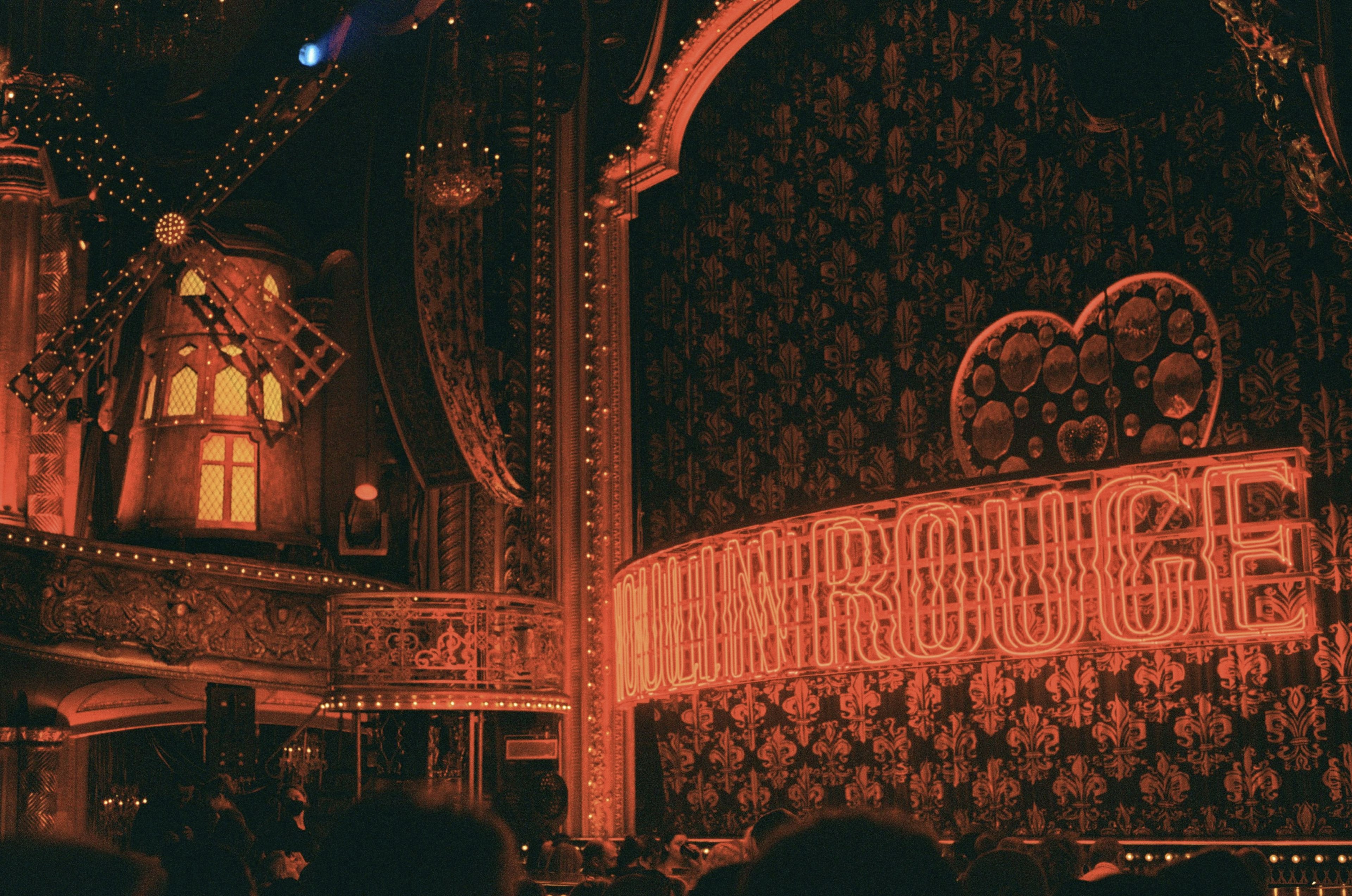 Placa do Moulin Rouge com moinho de vento ao fundo