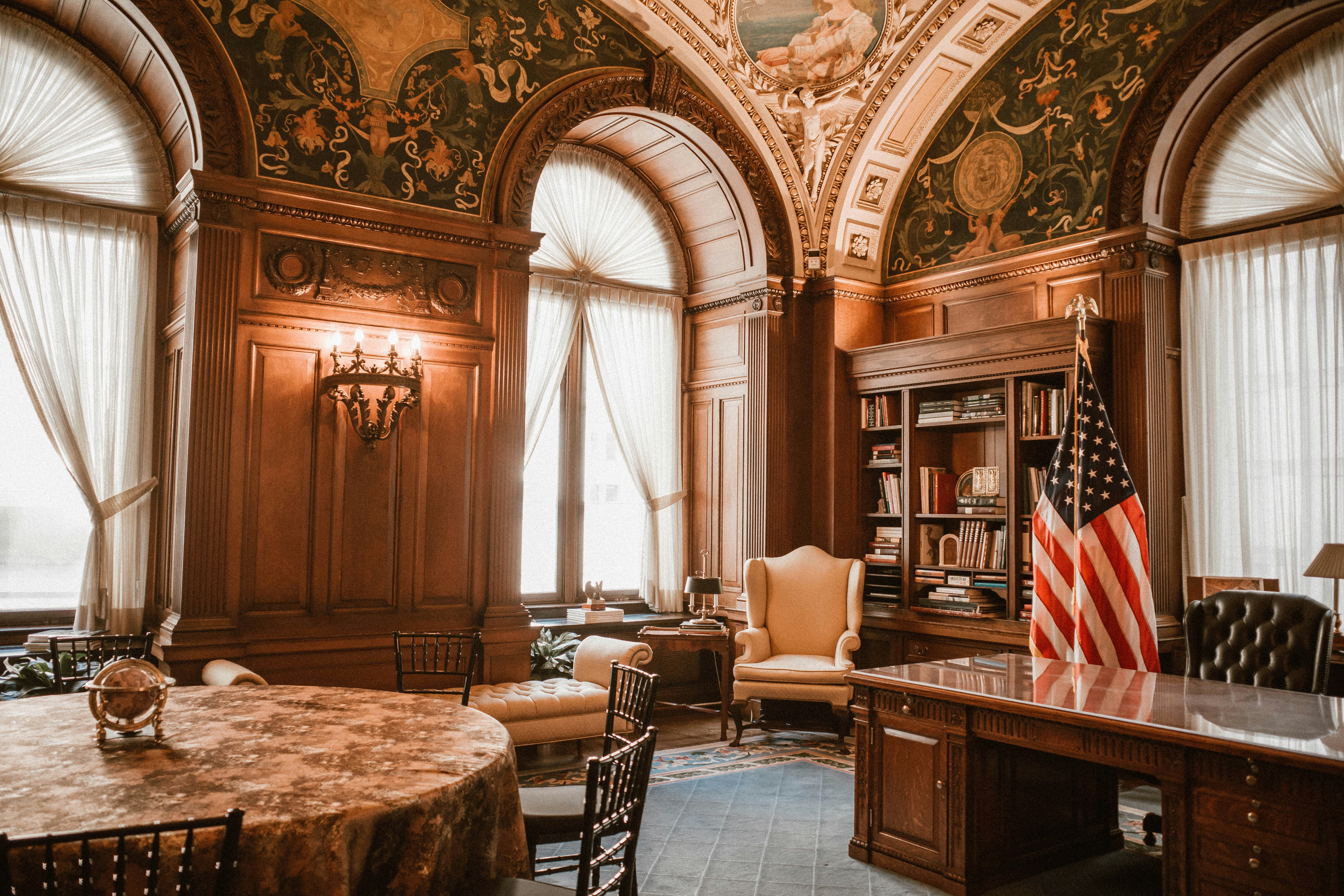 Personas haciendo fila en una oficina pública