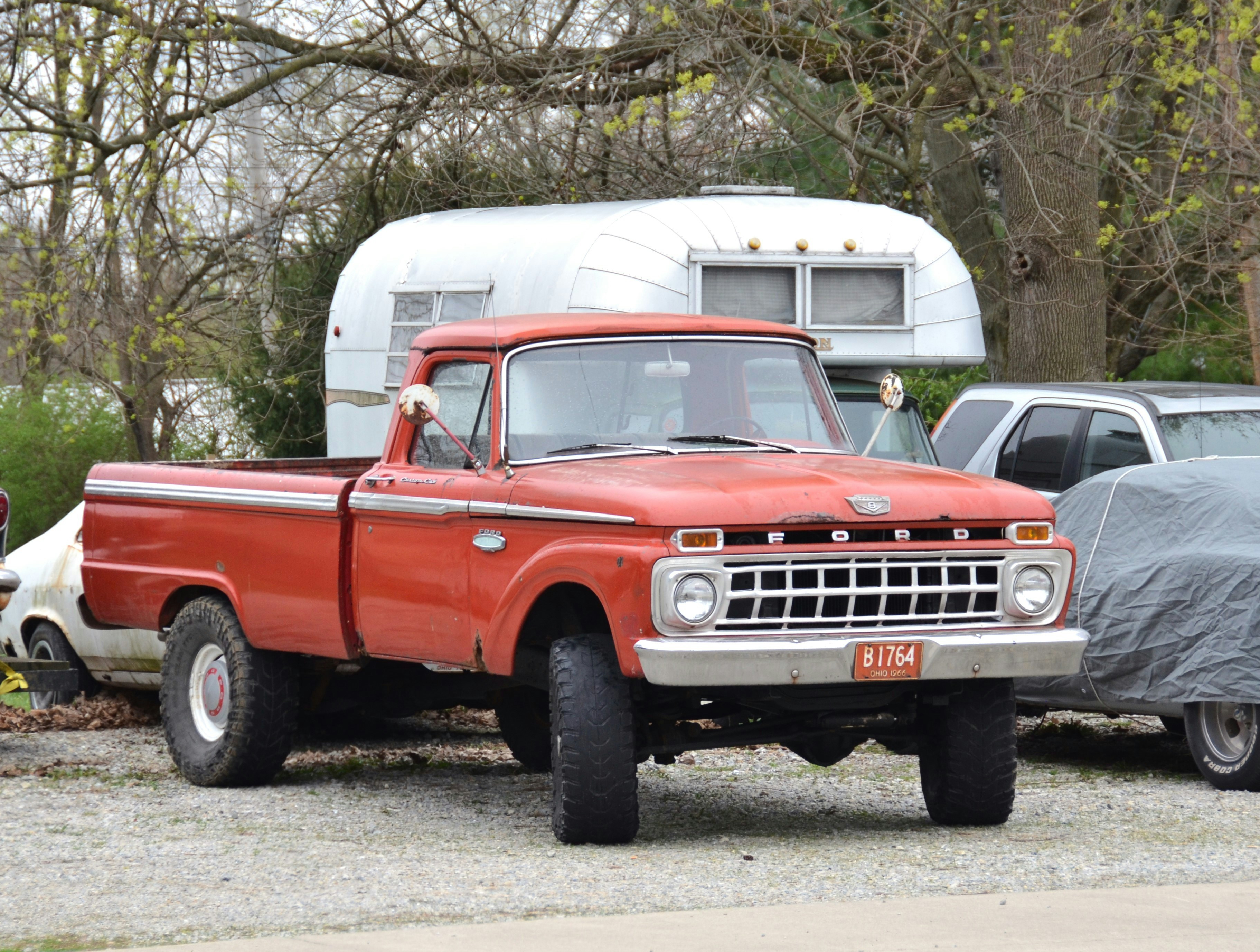 קרטונים וציוד למעבר דירה מסודר