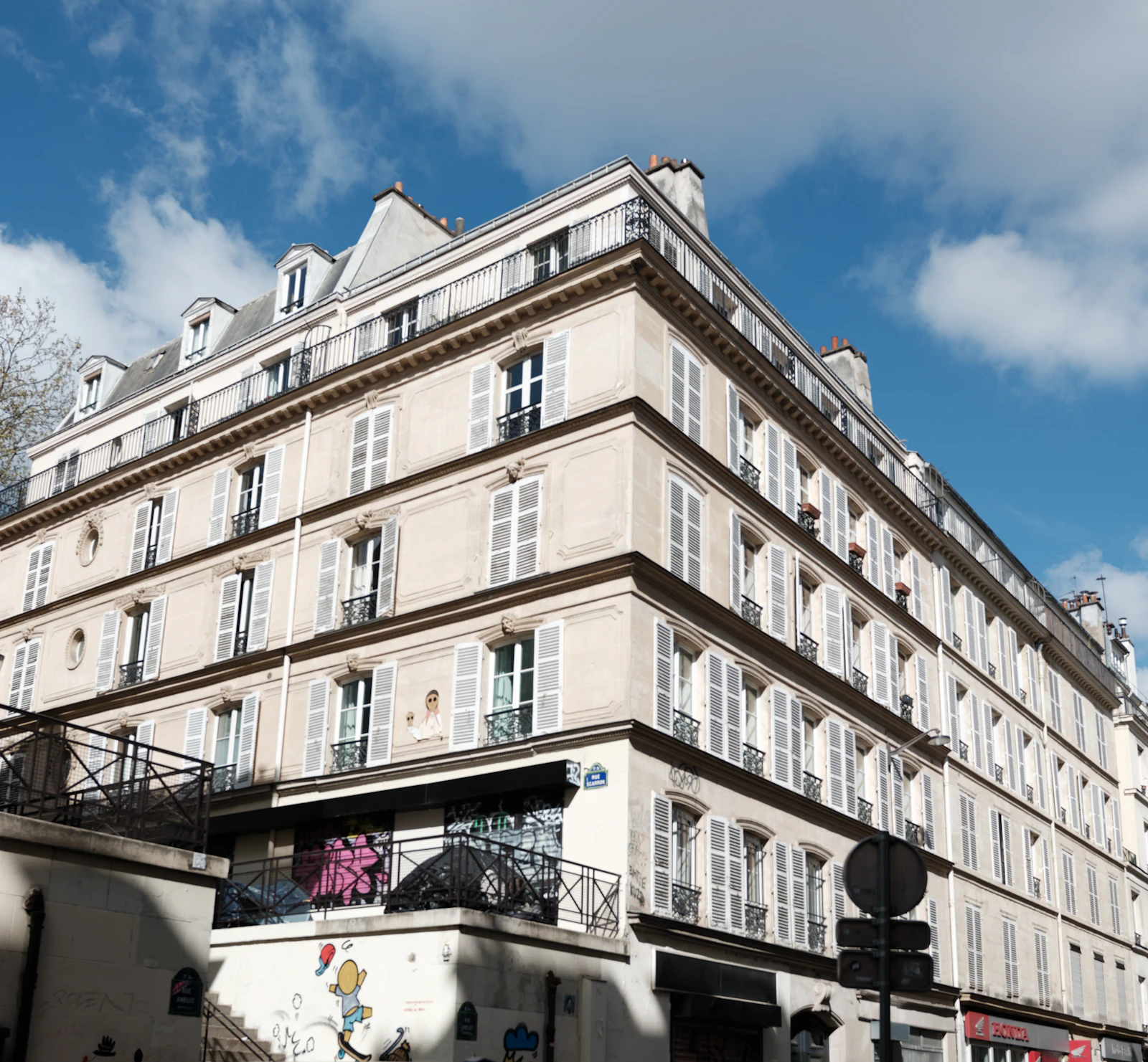 Immeuble haussmannien parisien abritant des logements en location longue durée