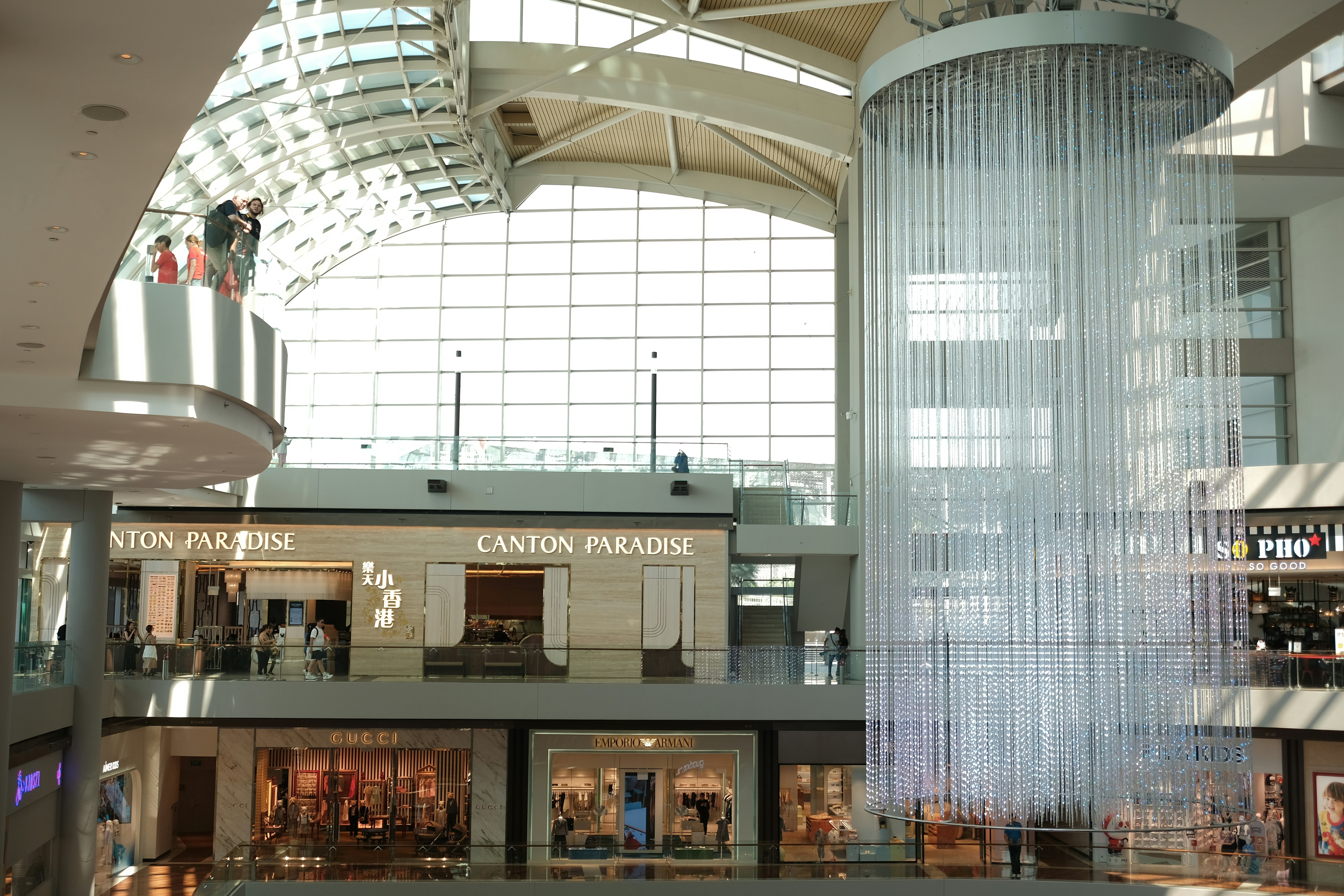 Interior pusat perbelanjaan modern dengan fitur air terjun besar