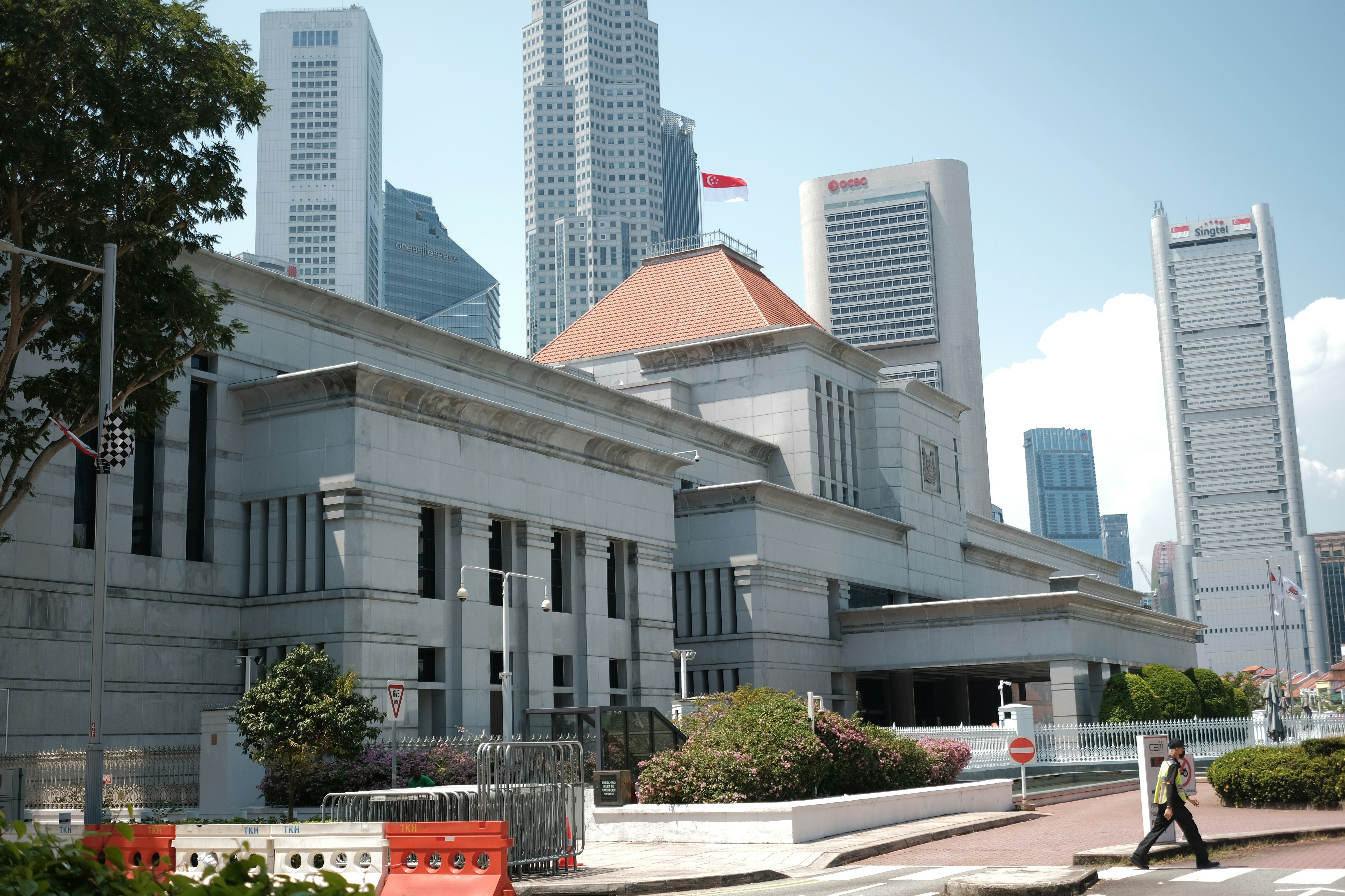 Bâtiment historique devant des gratte-ciel modernes