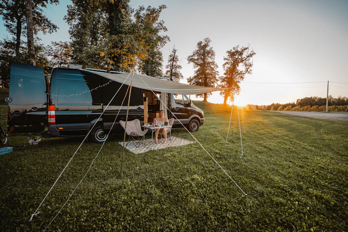 Aperçu d'ambiance vanlife avec store banne