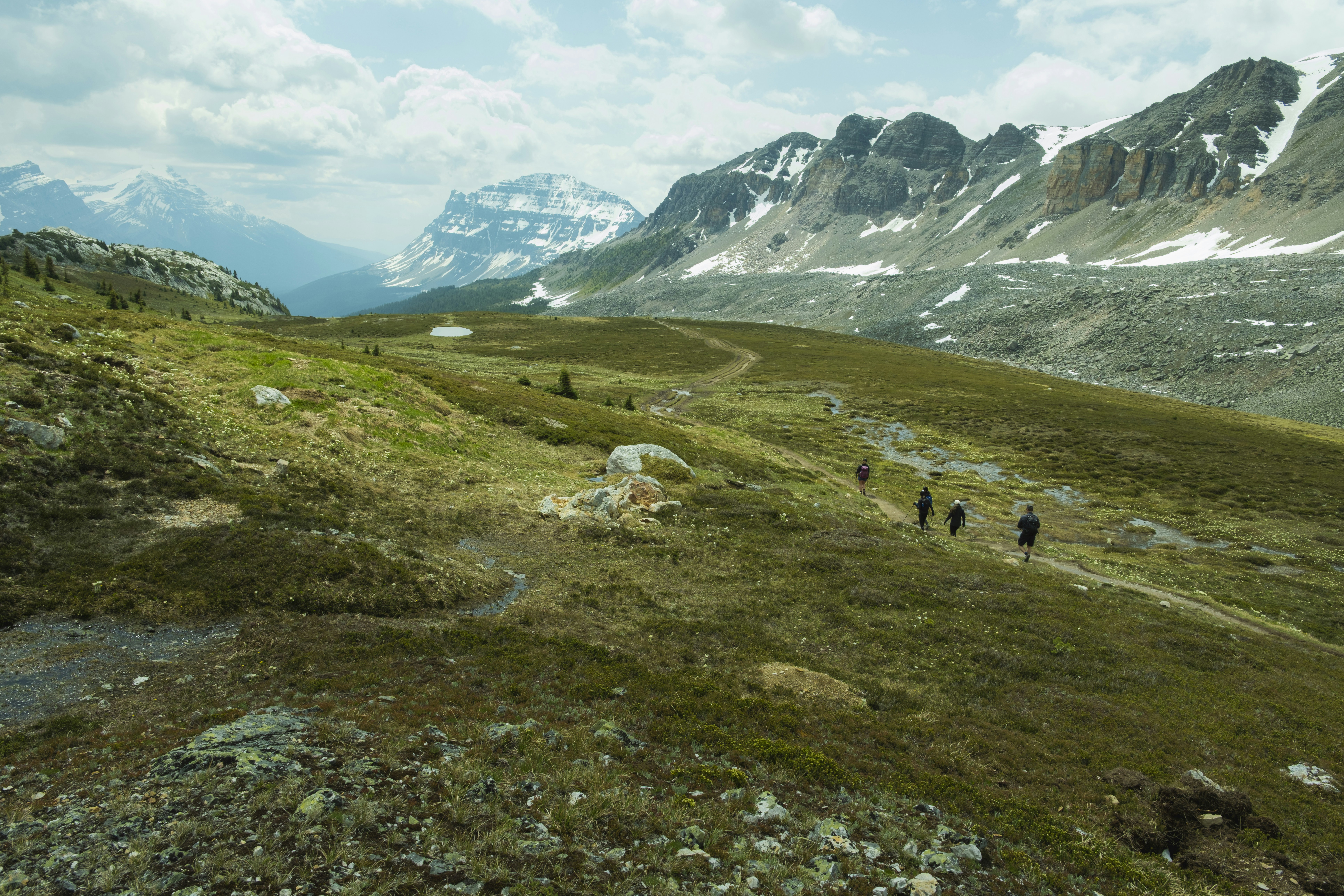 Hikers on a trail through a vast mountain valley. 풍경 사진