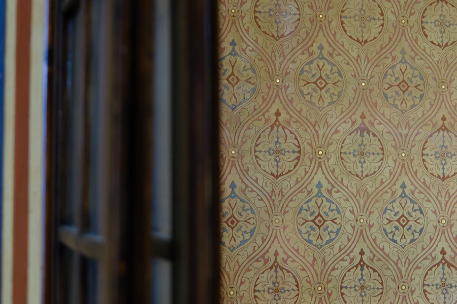 Papel de parede de padrão clássico com uma moldura de madeira
