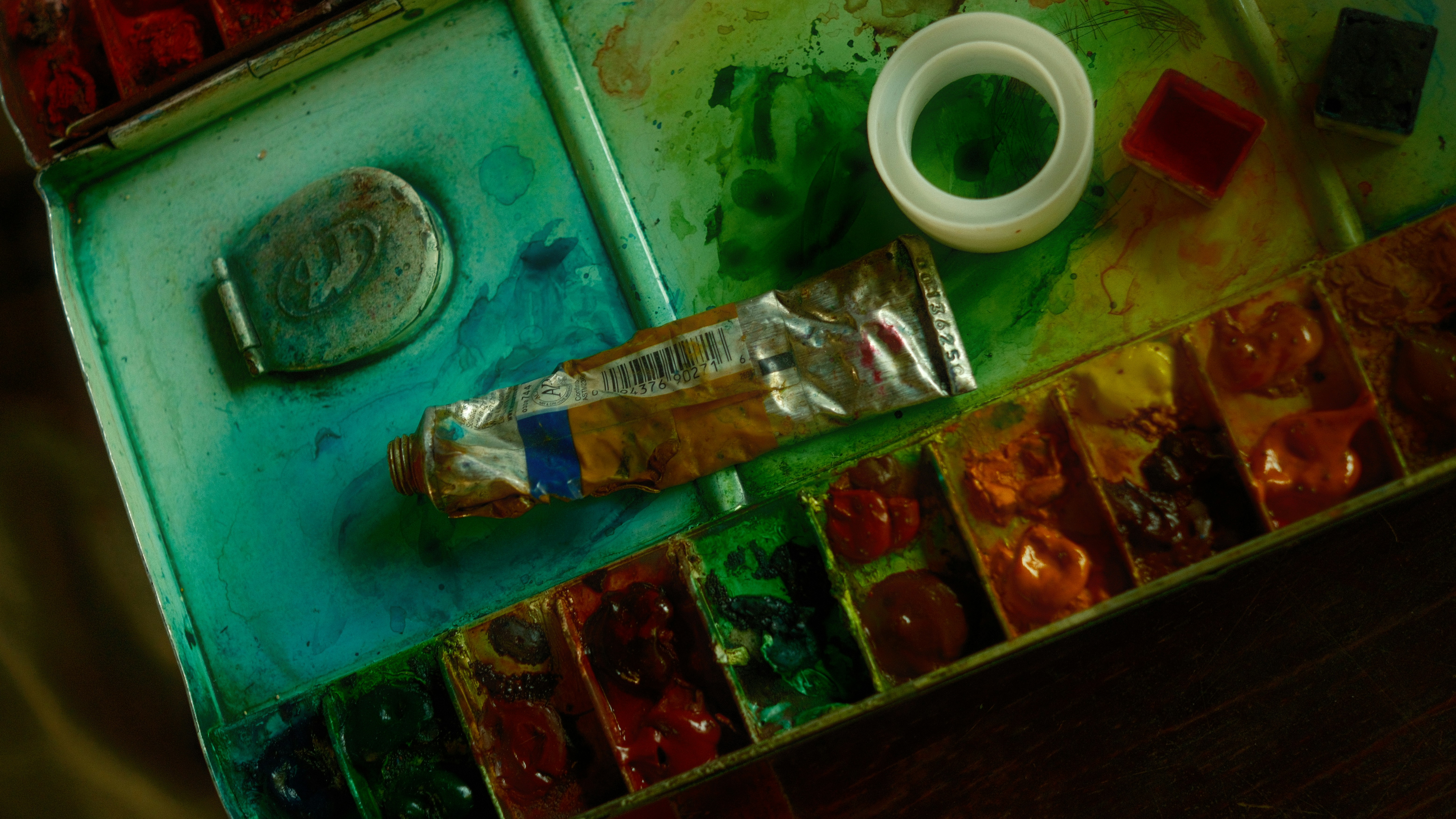 Watercolor paint palette with tube and open lid