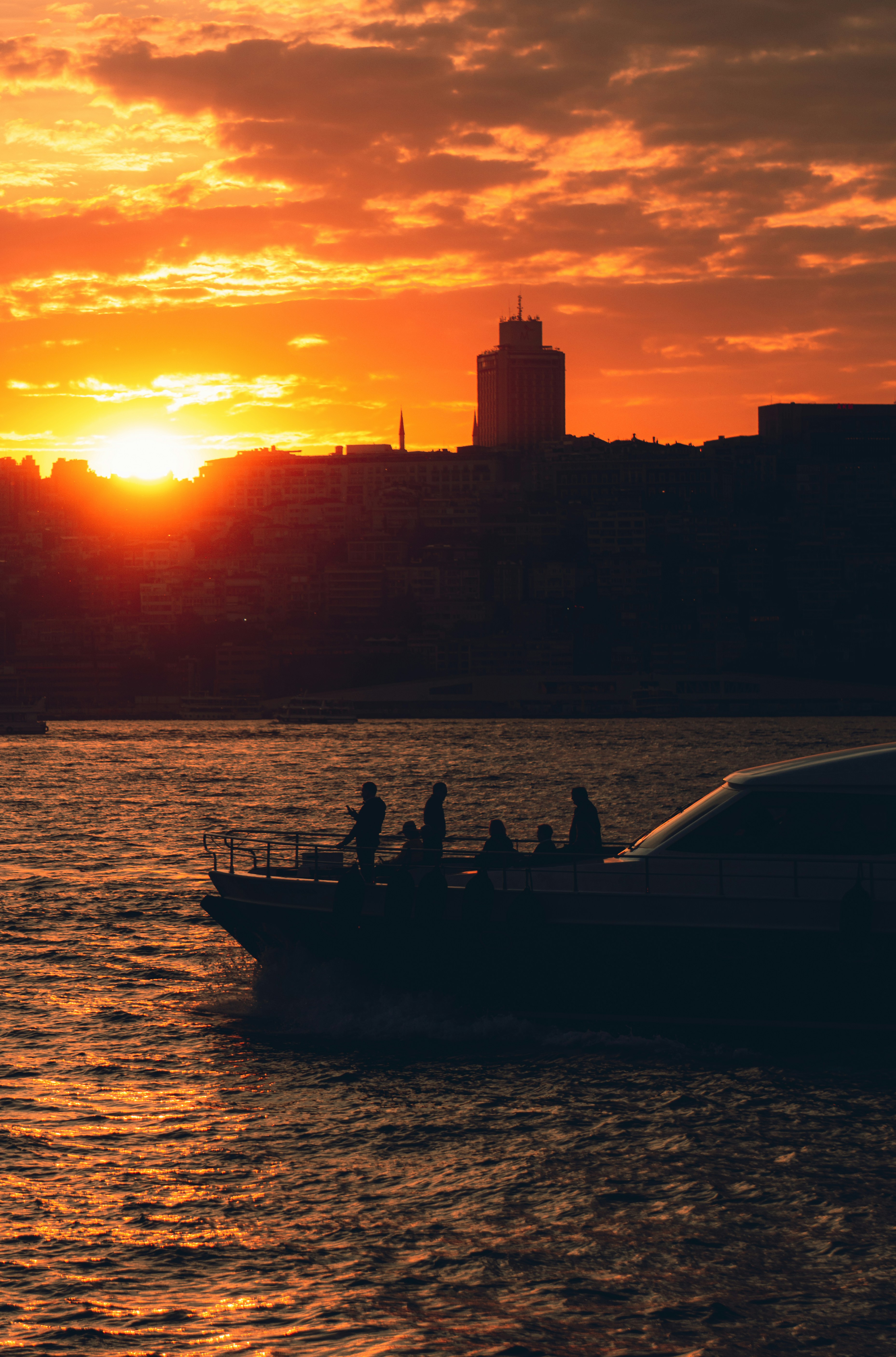 シルエットの船が夕暮れの水面を航行している
