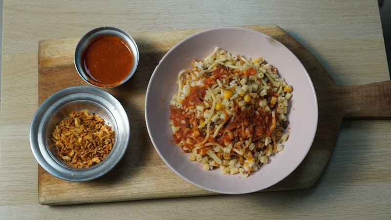 Schüssel mit aromatischem Gericht und Beilagen