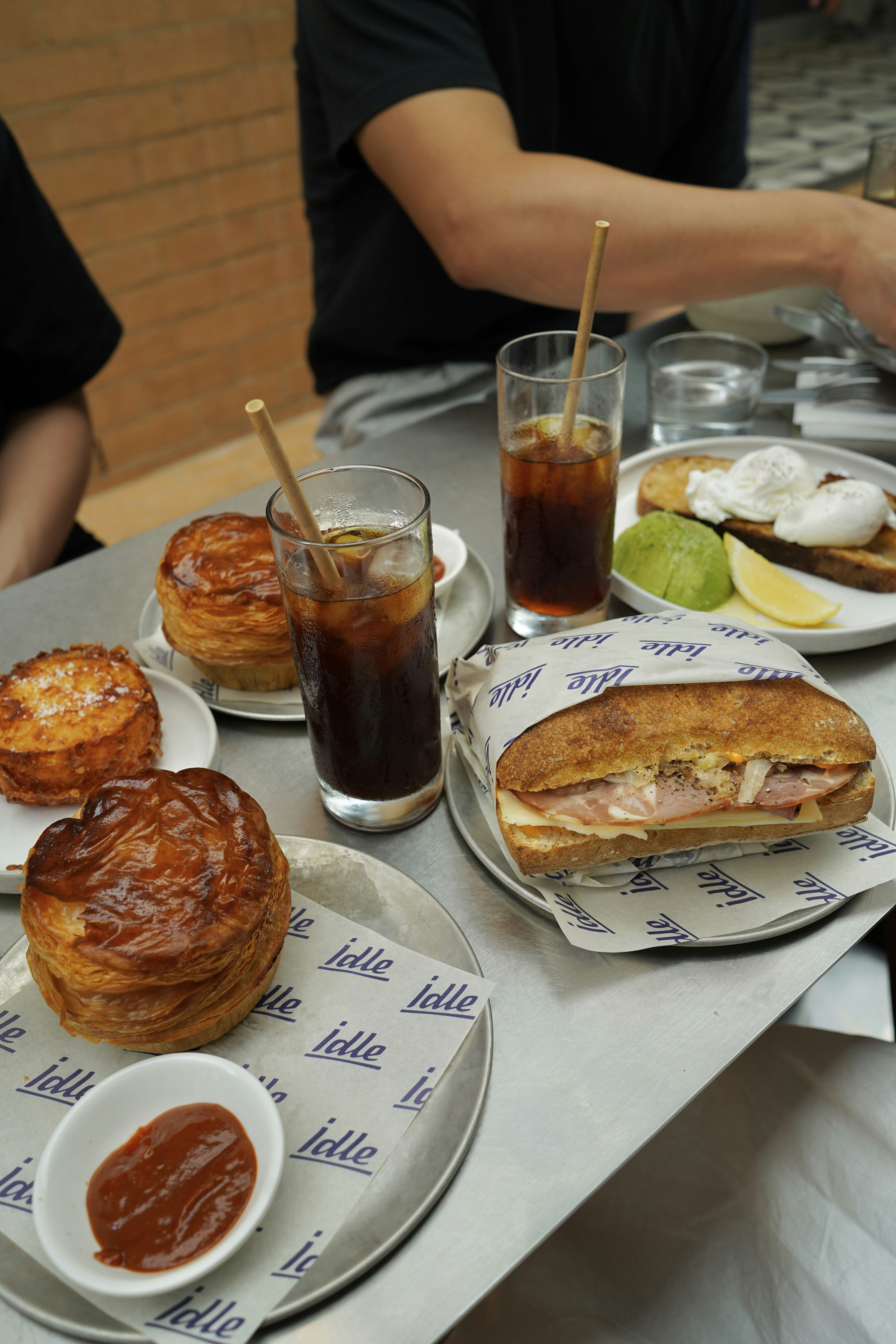 Sandwich, pâtisseries et café glacé sur une table
