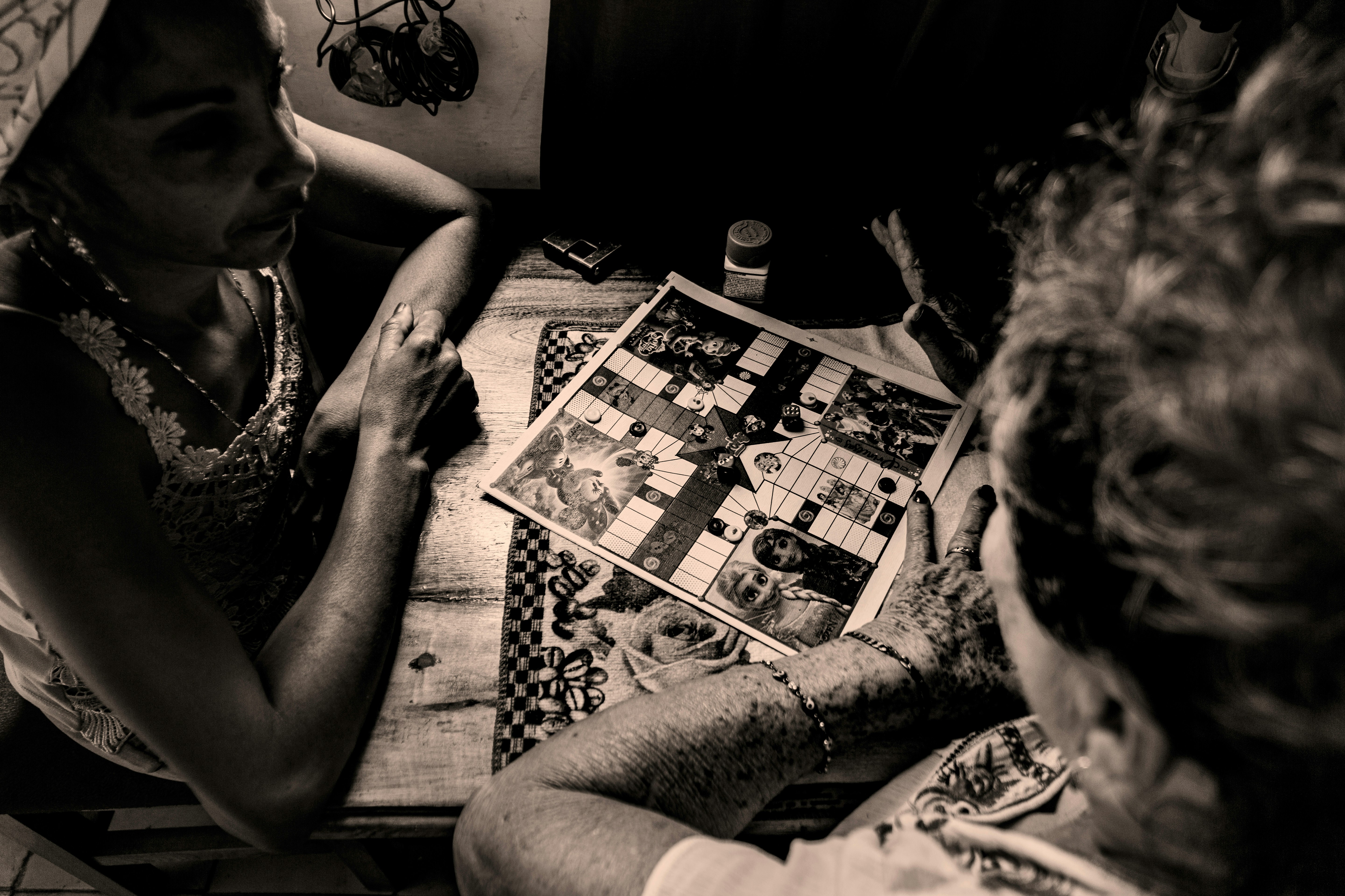 Deux femmes qui font un mot croisé ensemble