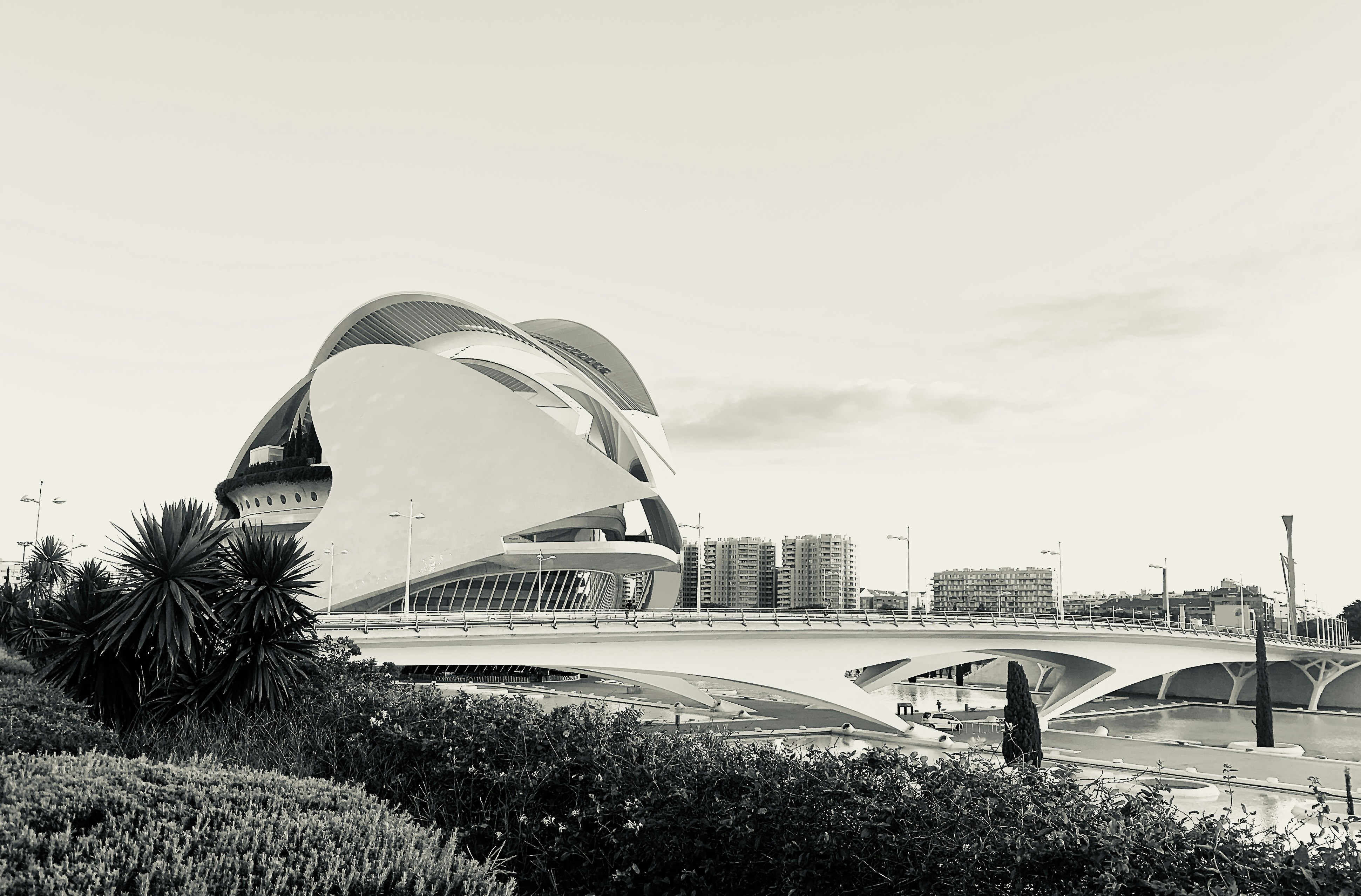 Arquitectura moderna con un puente y vegetación exuberante.