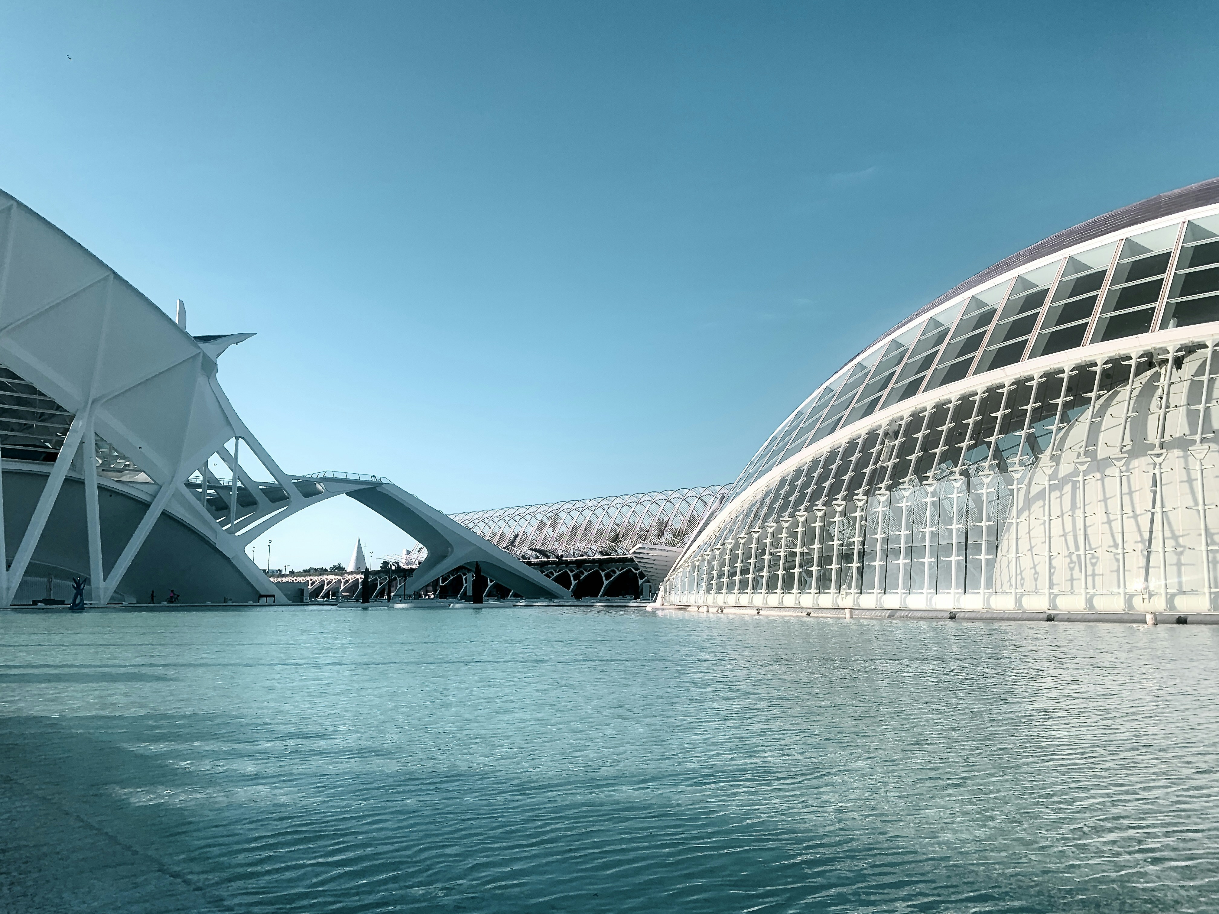 La arquitectura moderna se reflejaba en un cuerpo de agua azul tranquilo.