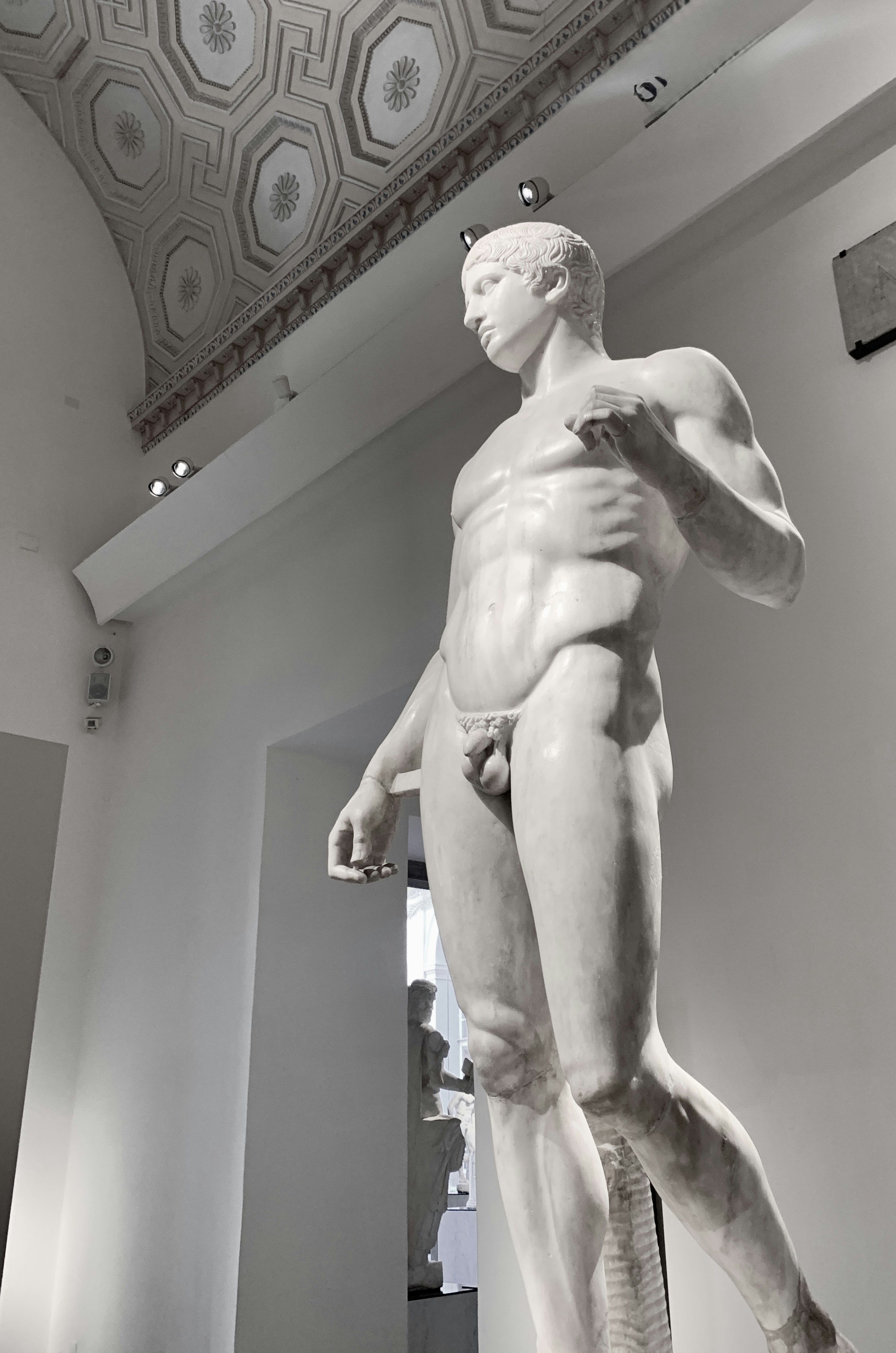 Estatua de mármol de un hombre musculoso en museo
