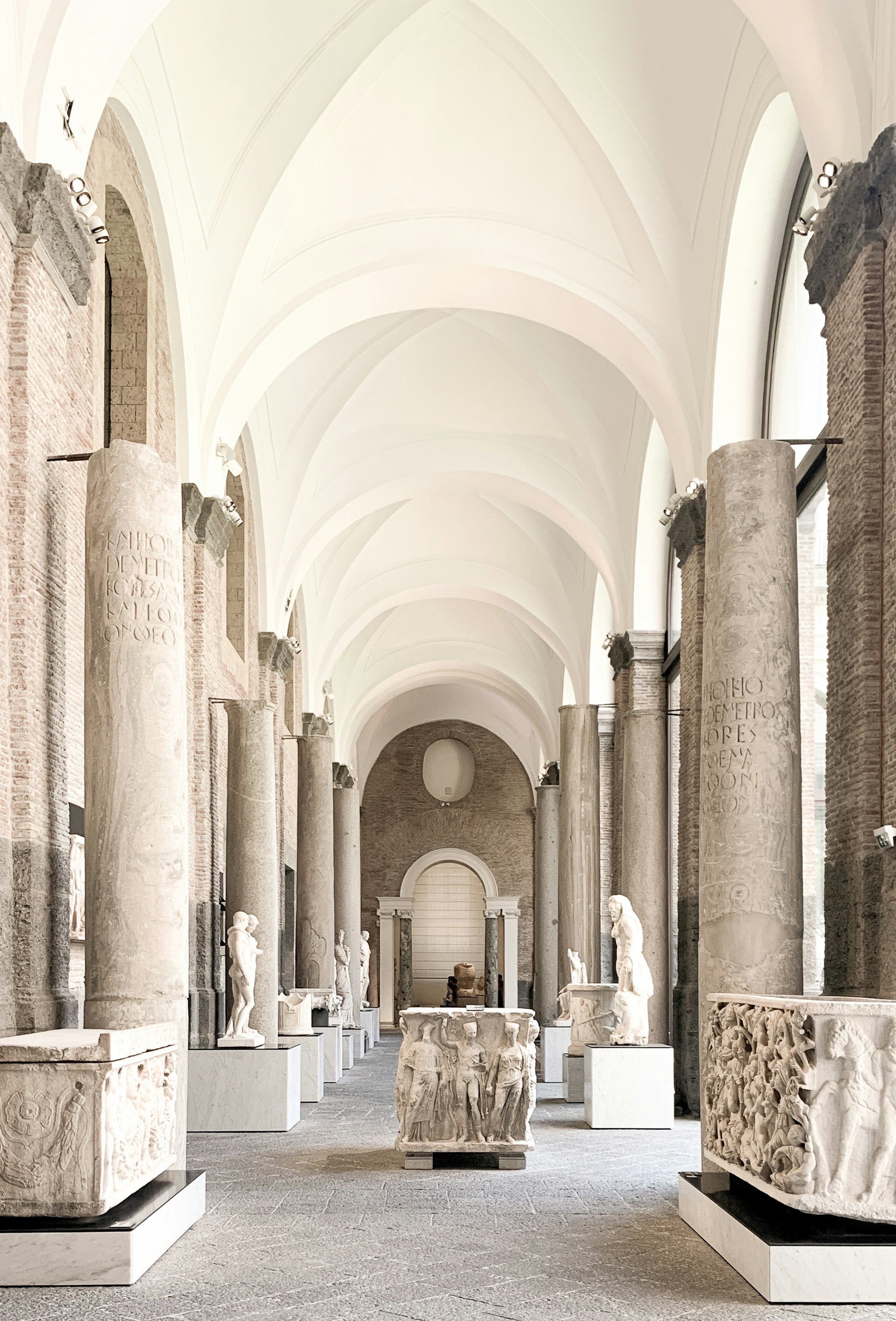 Salón del museo con esculturas y columnas de mármol