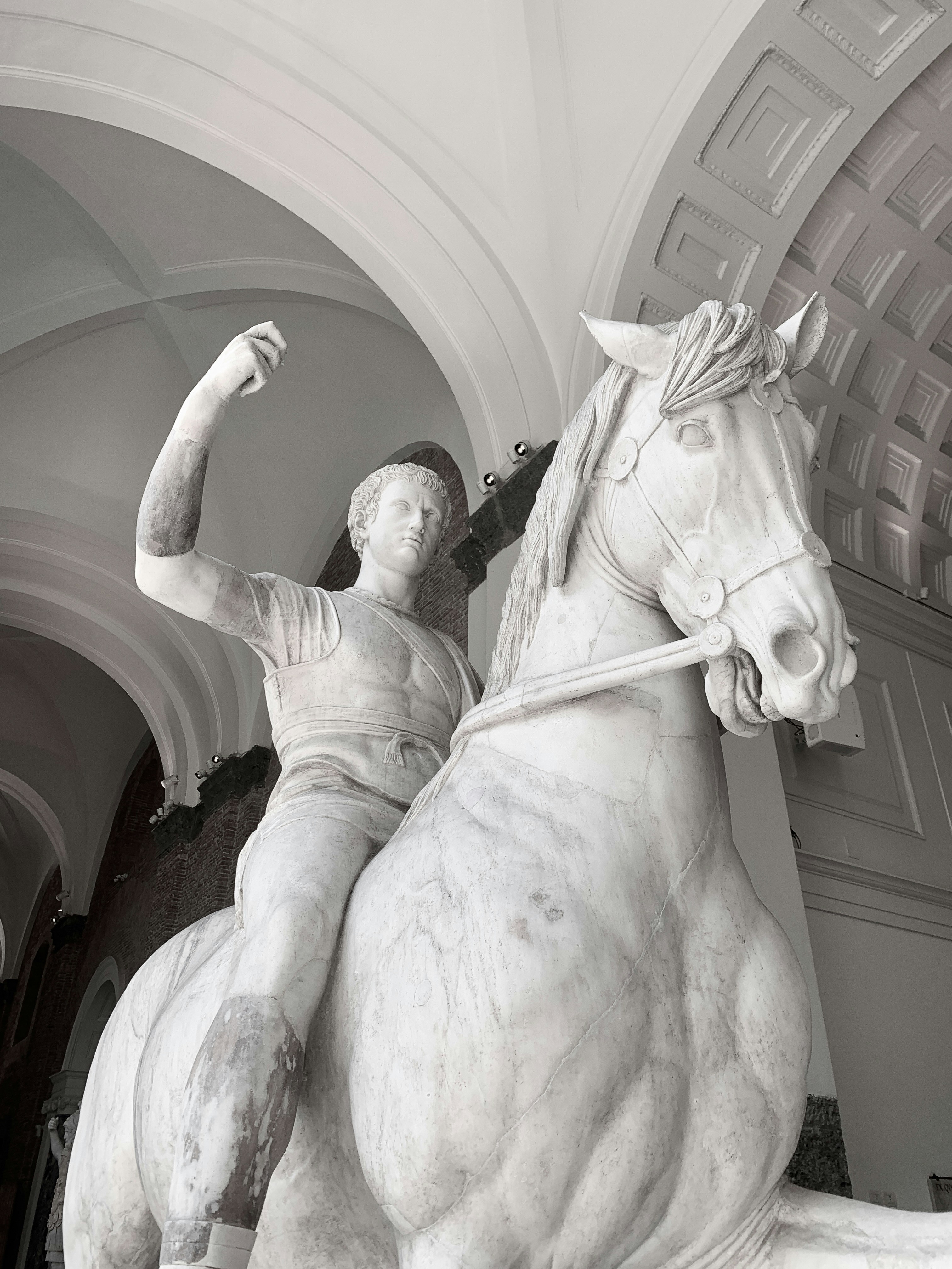 Estatua de mármol de un hombre montando a caballo