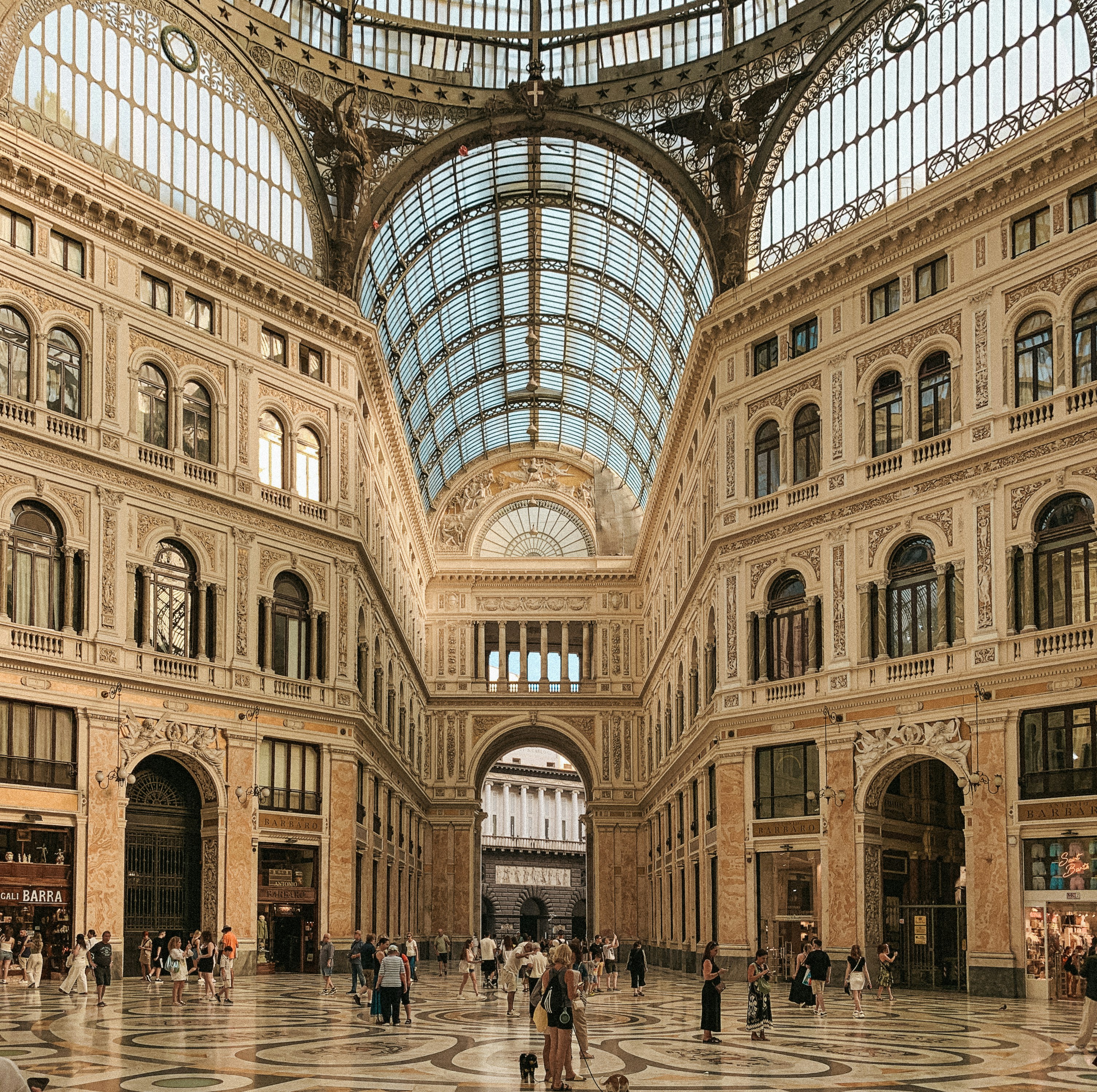 Interior elegante de un edificio majestuoso con ventanas arqueadas.