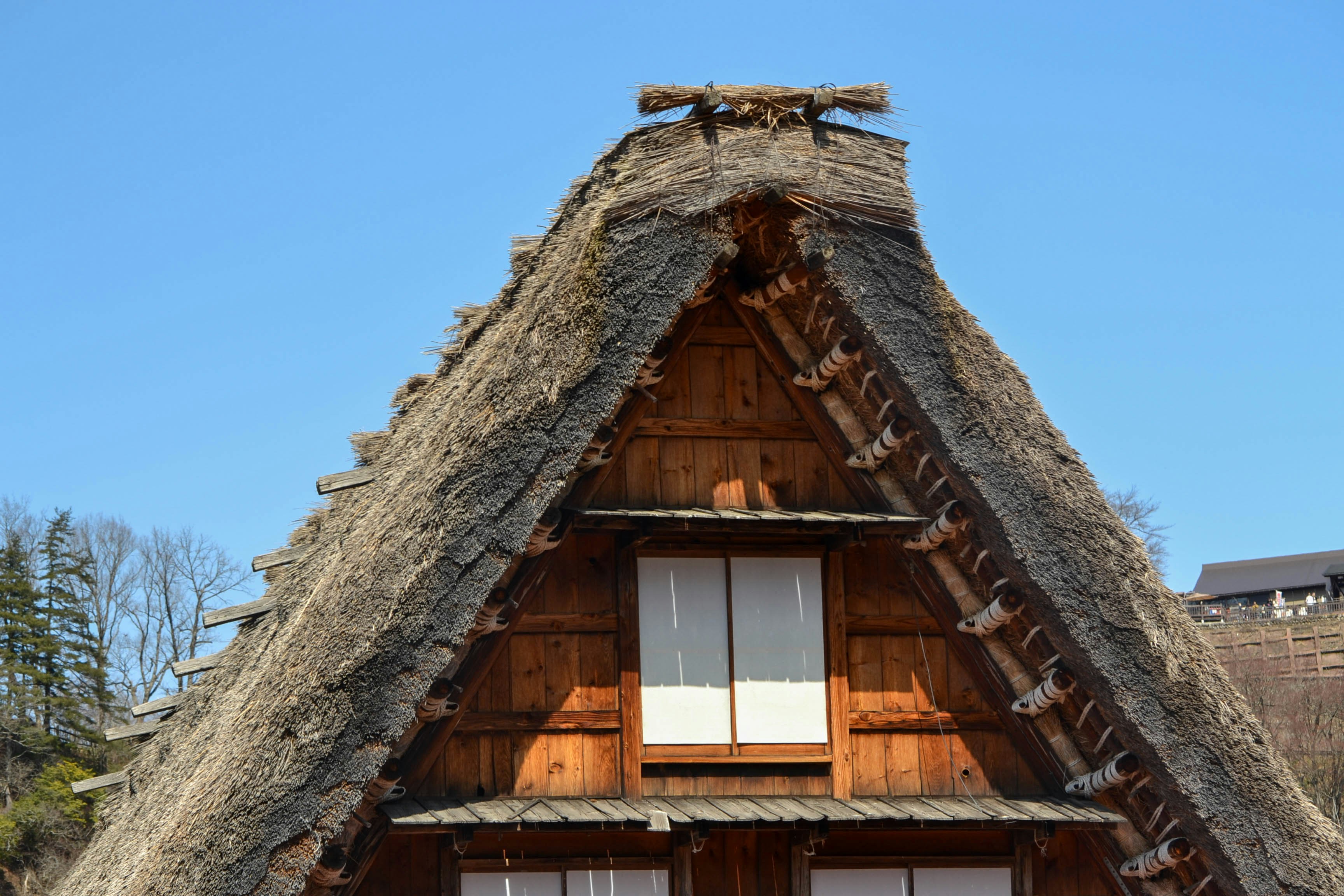 Rumah atap jerami tradisional dengan langit biru jernih