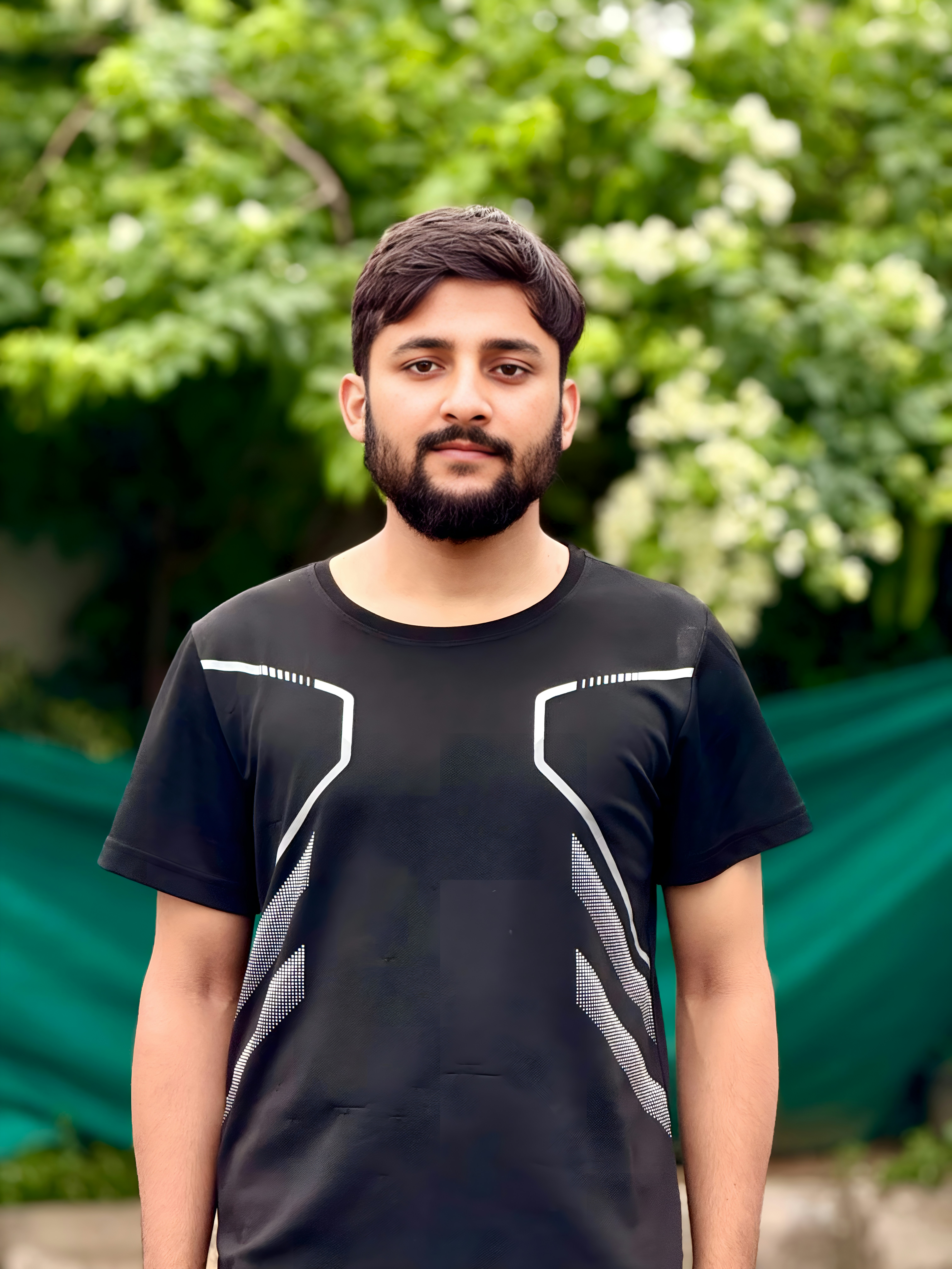 Seorang pria berjanggut dengan t-shirt hitam.