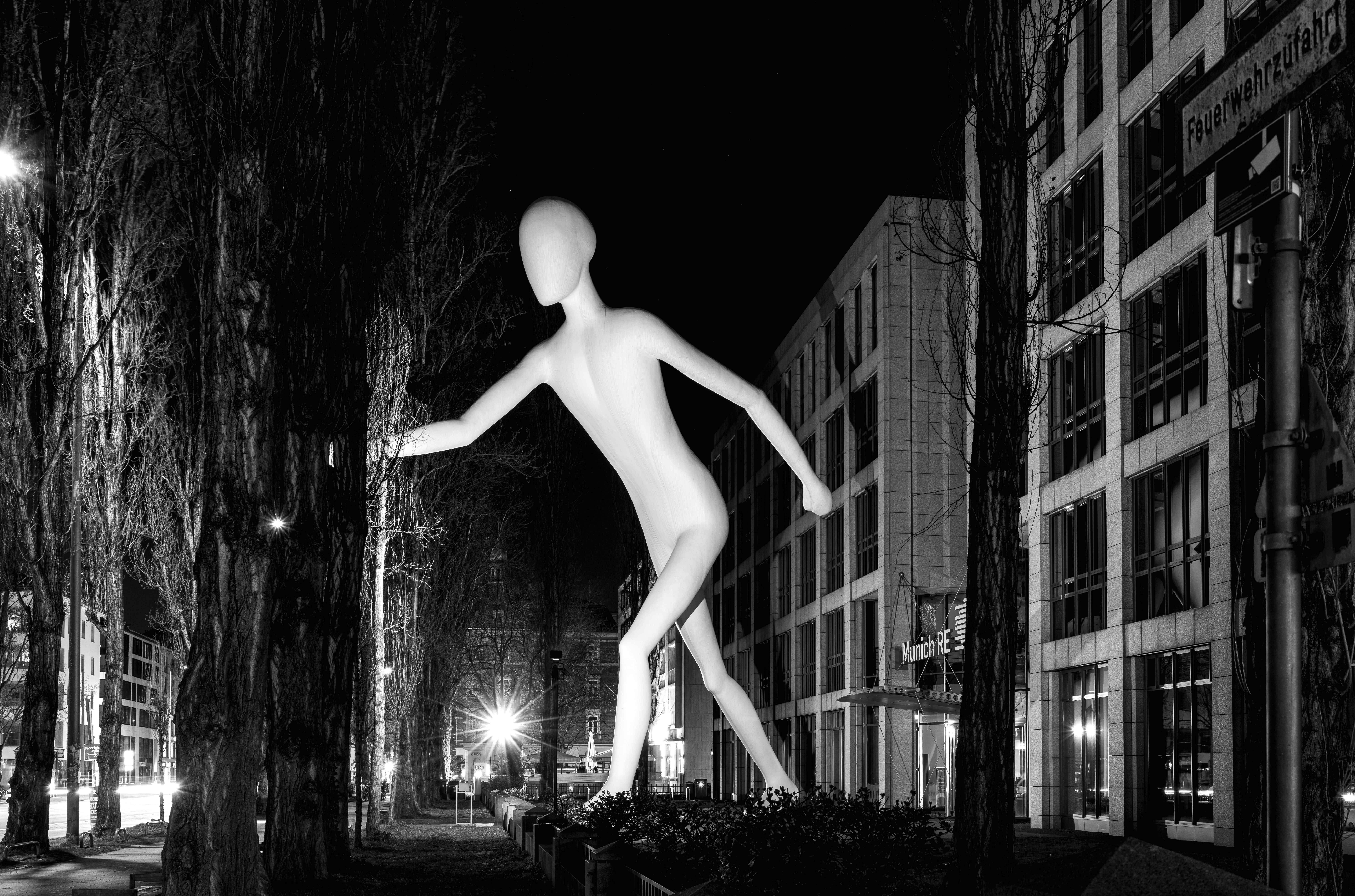 夜の街にあるマネキン像