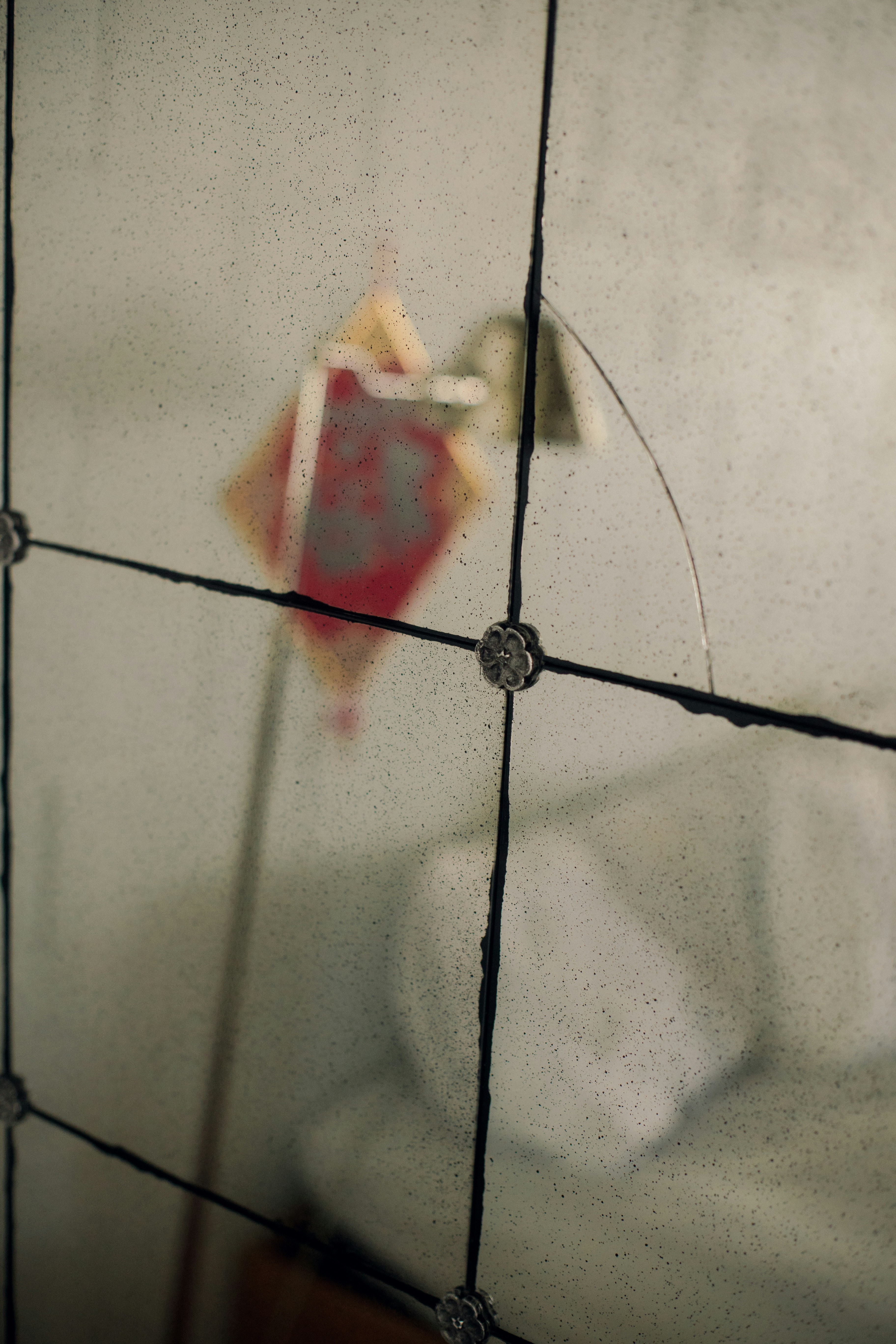 Bentuk berlian merah tergantung di tiang.