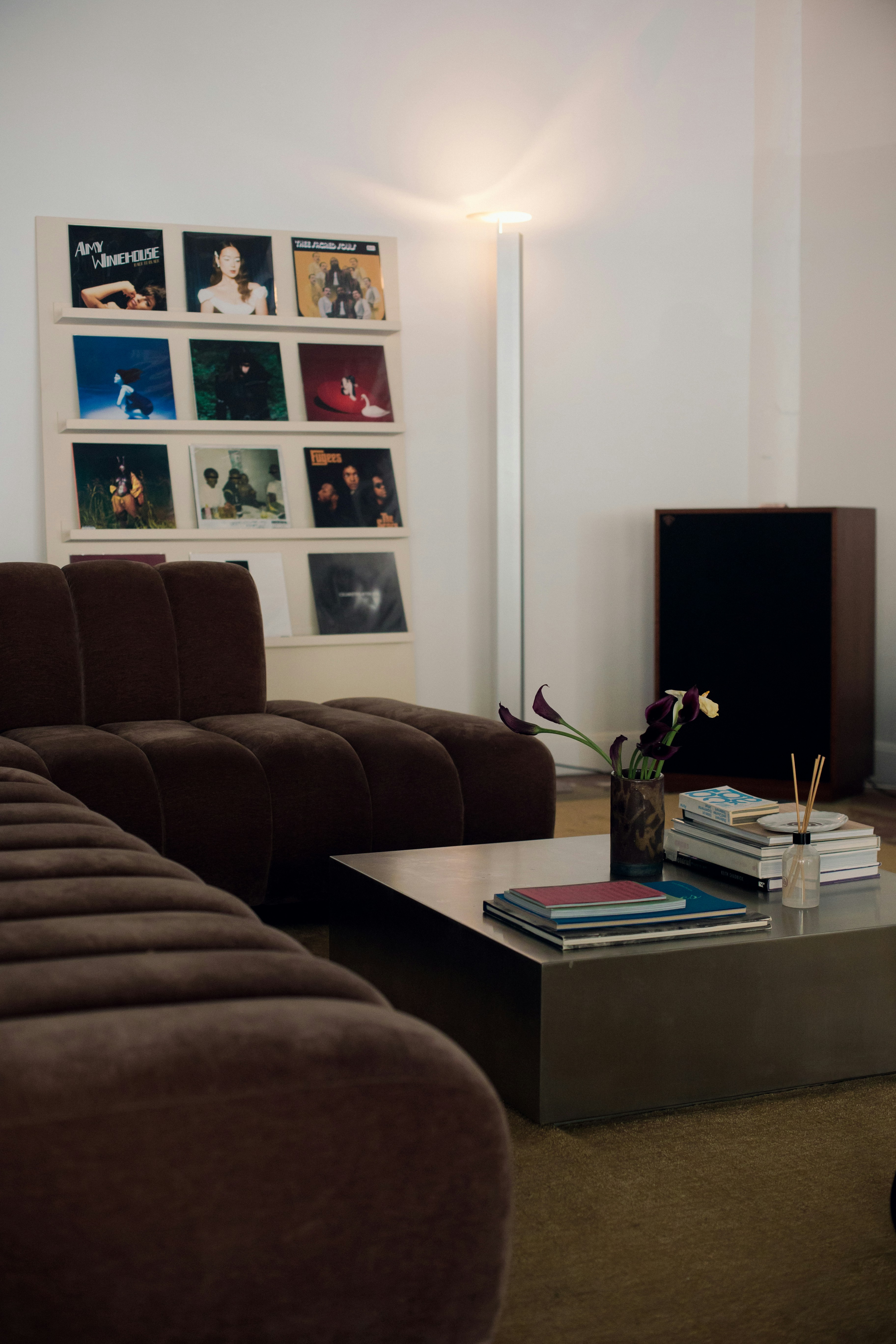 Sofa sectional coklat dengan tampilan rekaman dan meja kopi.