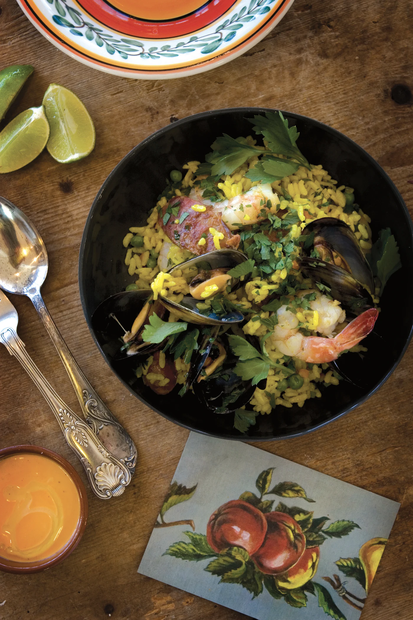 Paella valenciana recién hecha en la paellera, con el arroz dorado