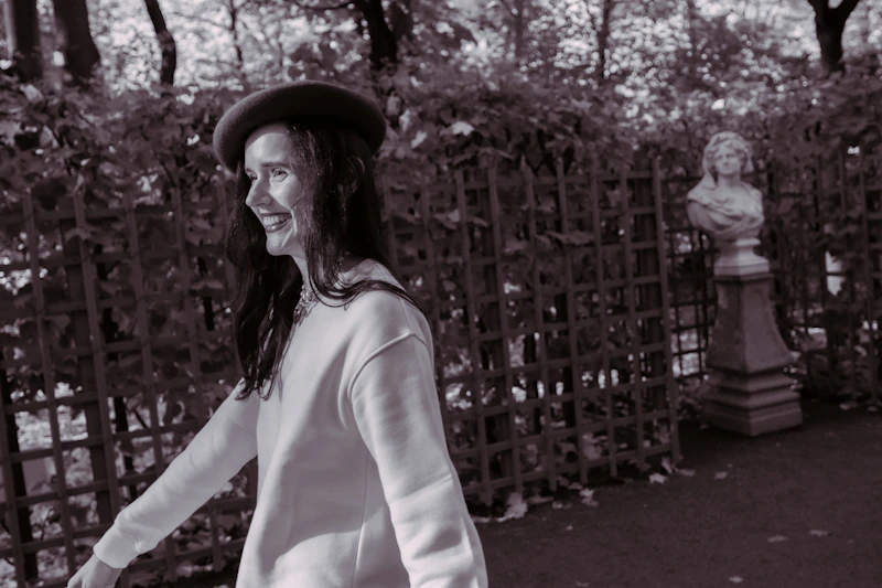 mujer con sombrero caminando por el parque