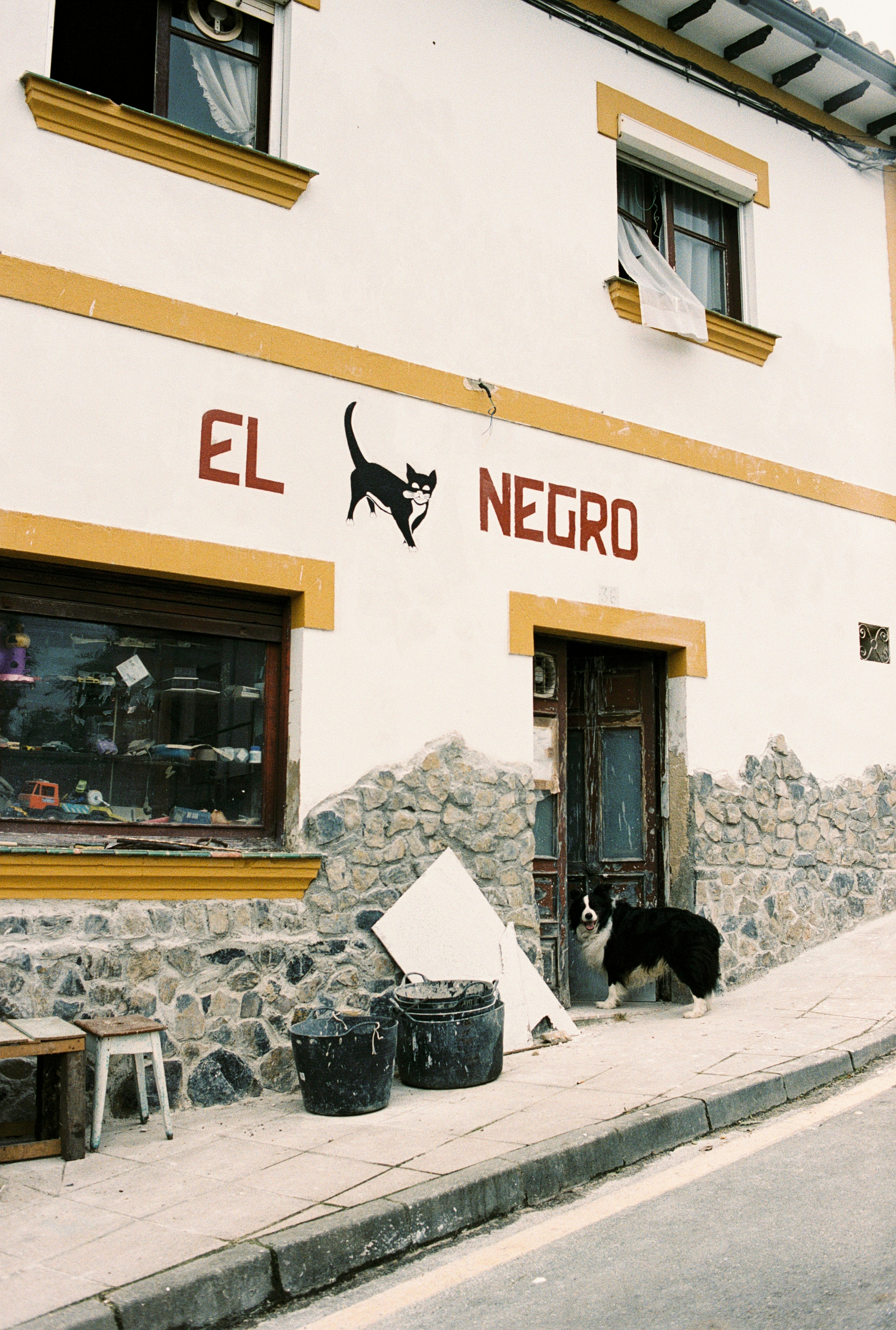 "el negro" 간판과 개가 있는 건물.