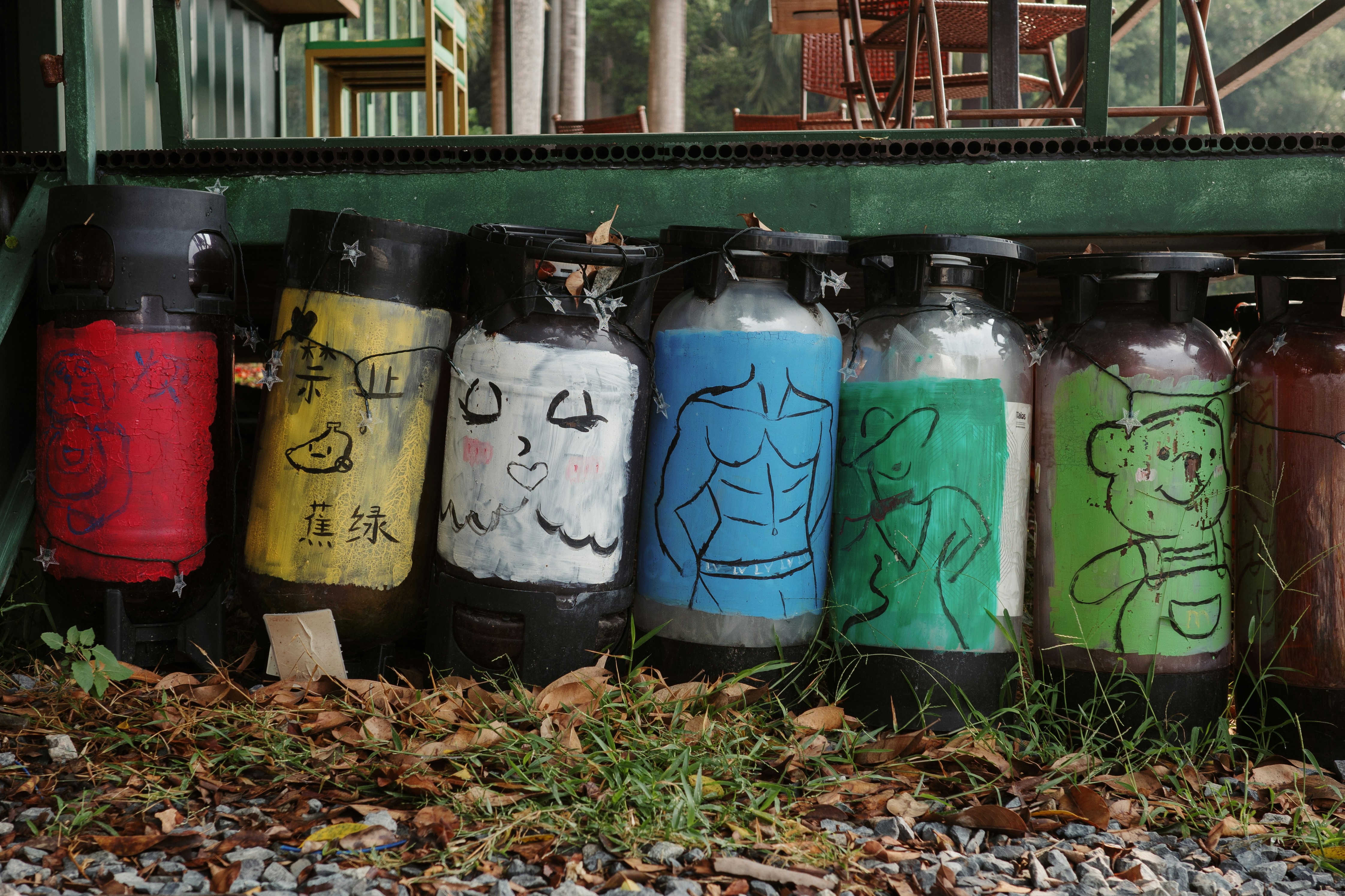 Des bouteilles peintes avec des personnages et des visages de dessins animés.