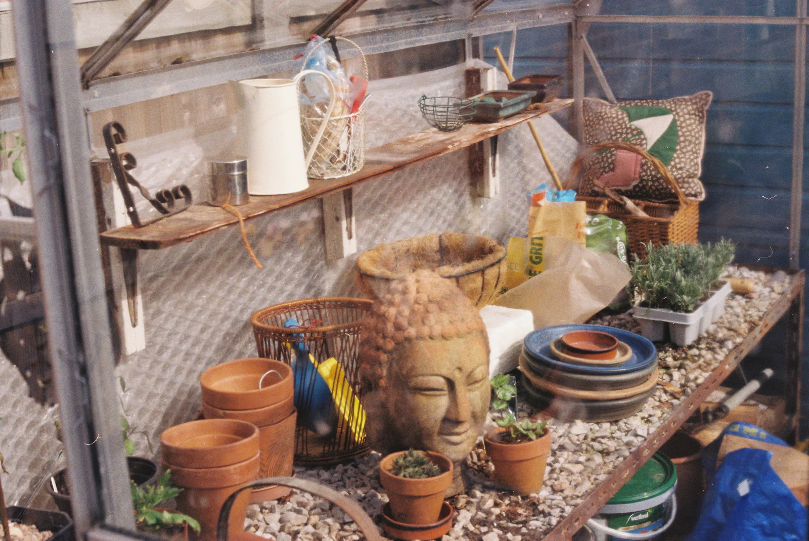 Werkstattregal mit Pflanztöpfen, Werkzeugen und Gartenmaterial
