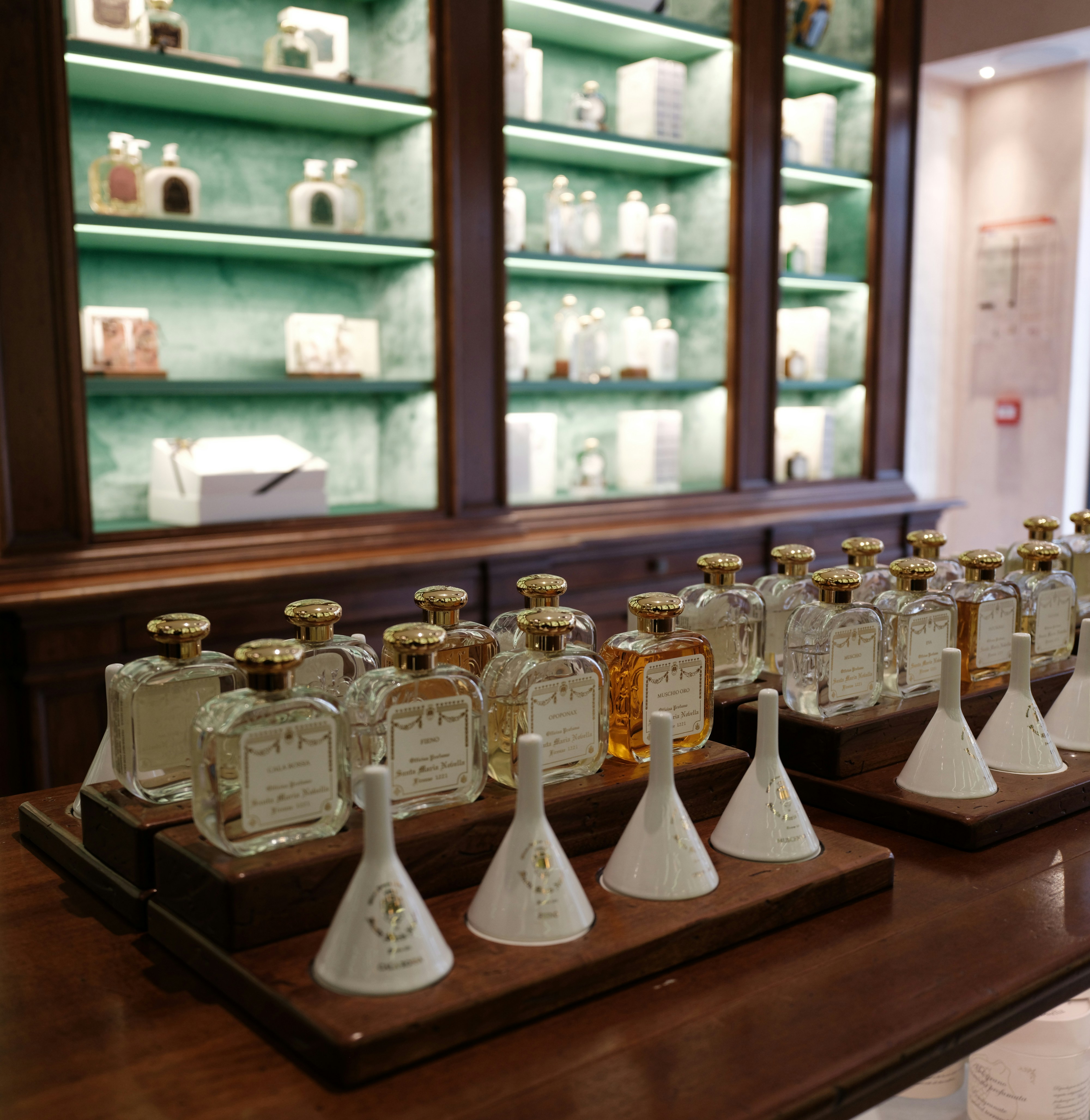 Botellas de perfume expuestas en una tienda