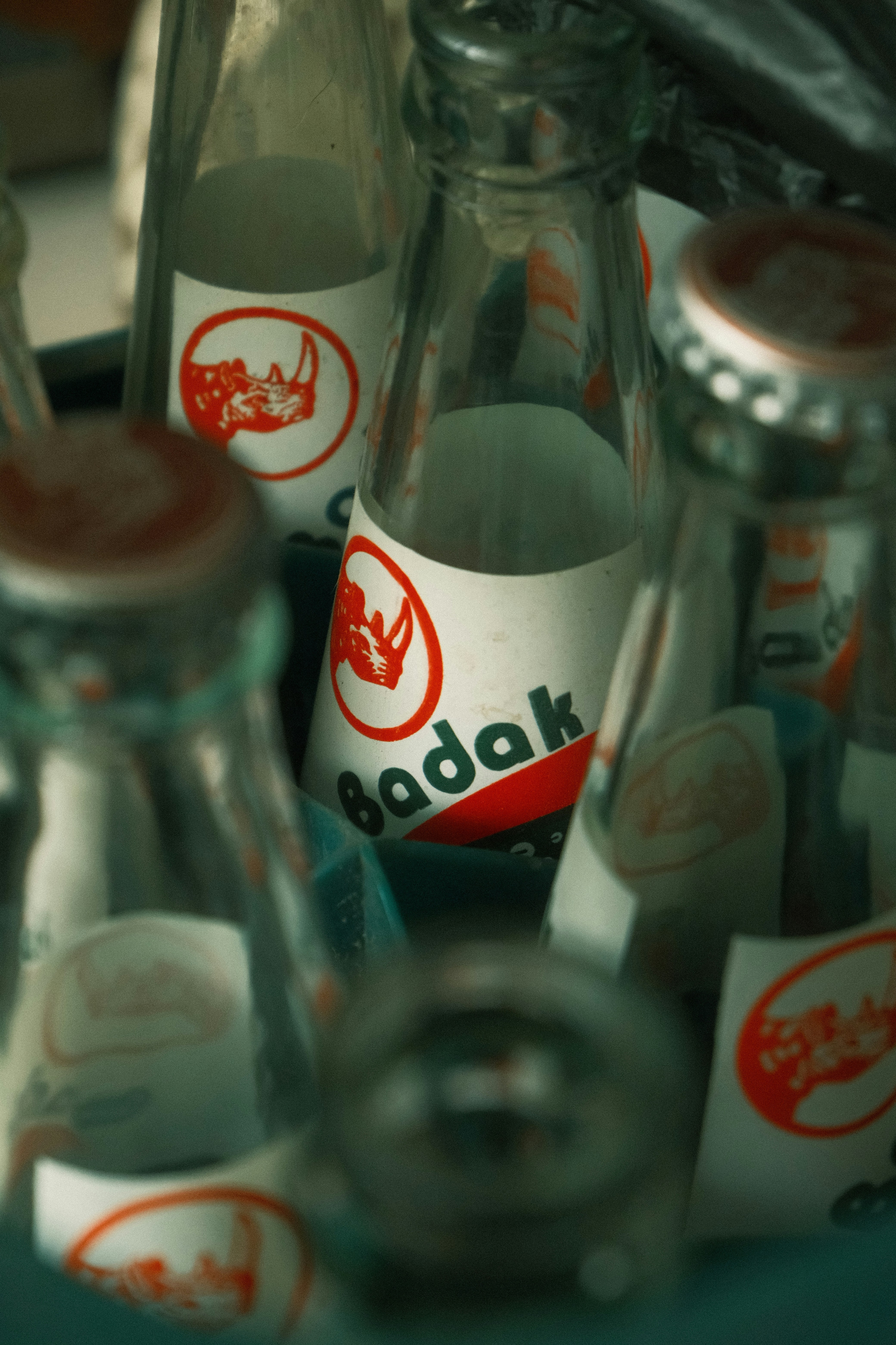 Beberapa botol kaca dengan label merah dan putih