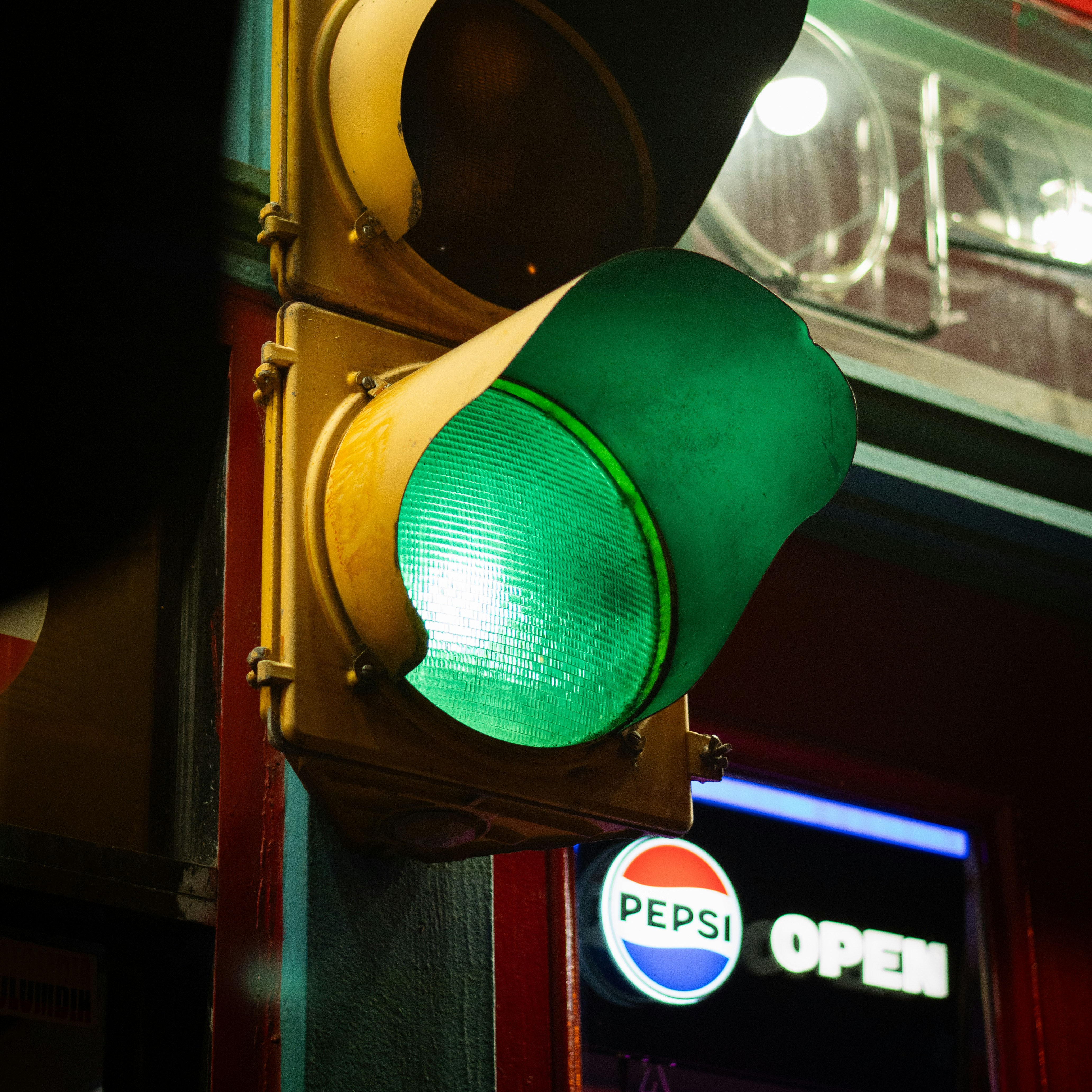 Lampu lalu lintas hijau menyala di malam hari.